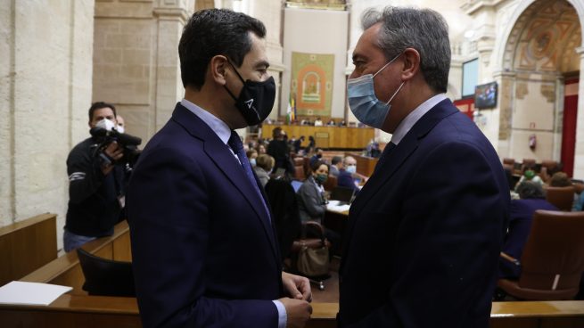 Juanma Moreno (i) conversa con Juan Espadas en el Parlamento tras su designación como senador