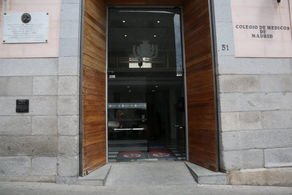El Colegio de Médicos de Madrid está ubicado en la Calle Santa Isabel.