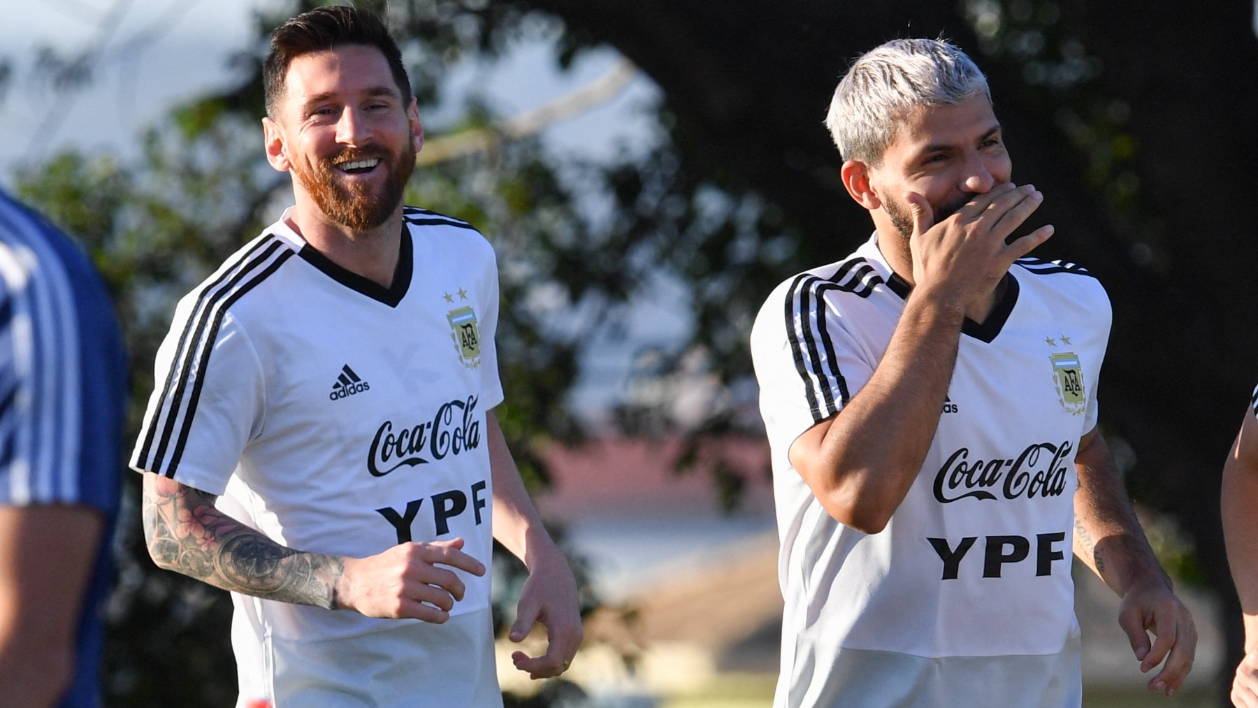Leo Messi y el Kun Agüero durante un entrenamiento con Argentina. (AFP)