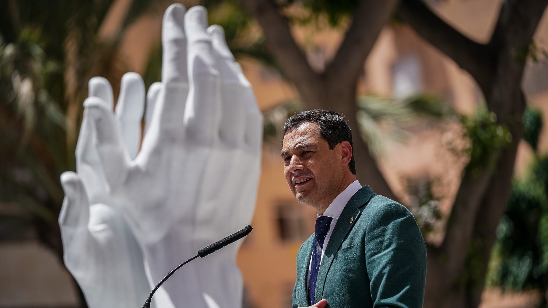 Moreno inaugura en Almería la primera de las esculturas homenaje que Andalucía dedica a los profesionales sanitarios.