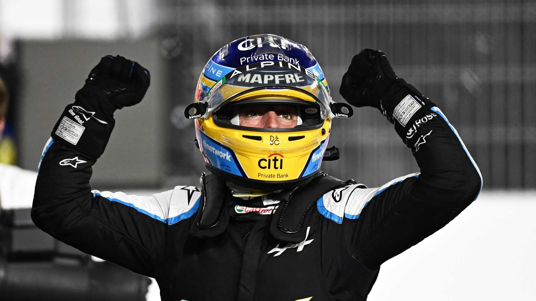 Fernando Alonso celebrando su podio en Qatar. (Getty)