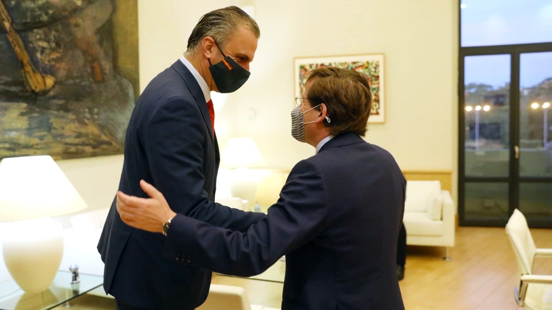 El portavoz de Vox en el Ayuntamiento de Madrid, Javier Ortega Smith, con el alcalde, José Luis Martínez-Almeida. (Foto: Europa Press)