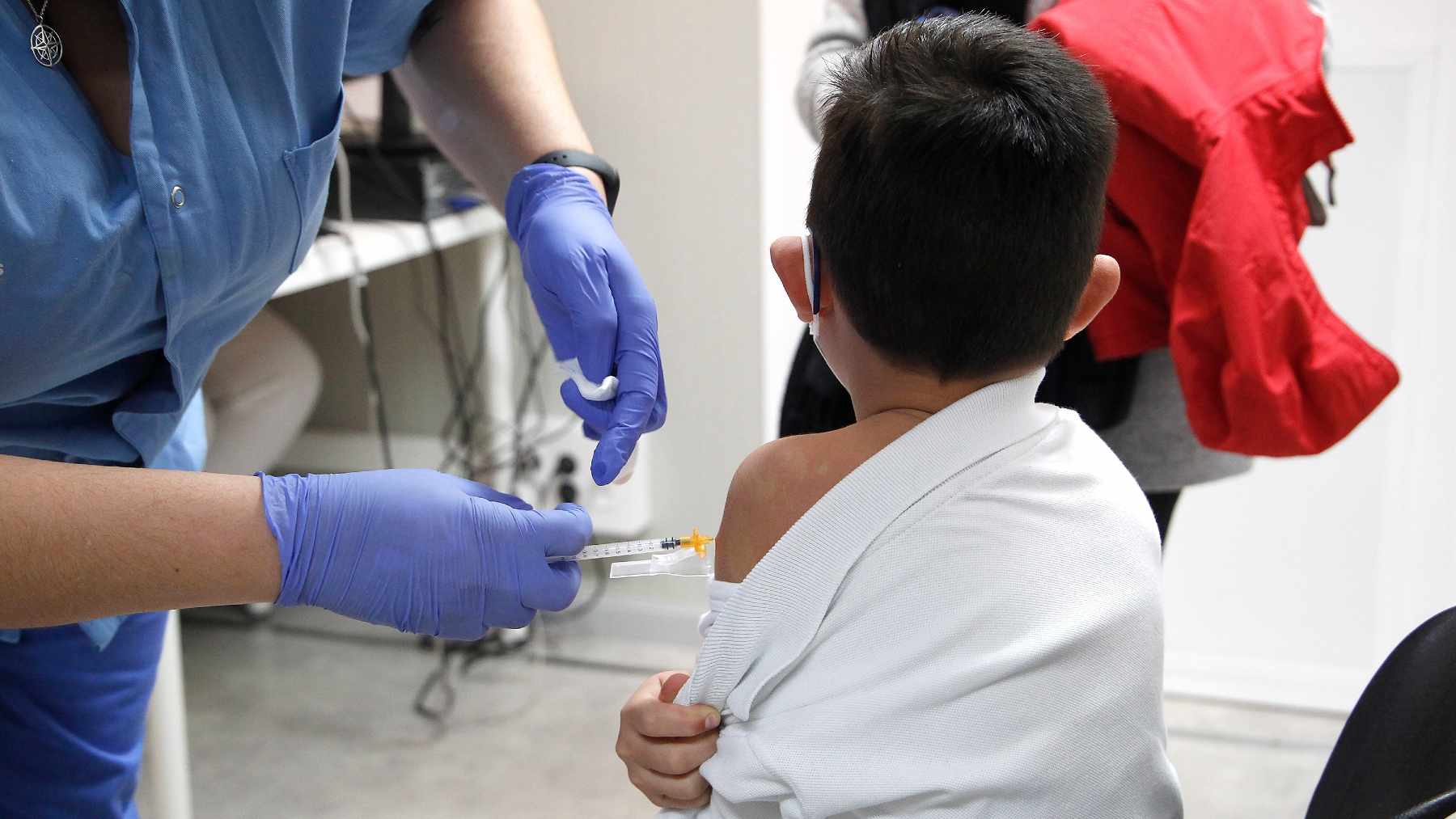 Un niño recibe una dosis de la vacuna contra el coronavirus. Foto: Isaac Buj / Europa Press.
