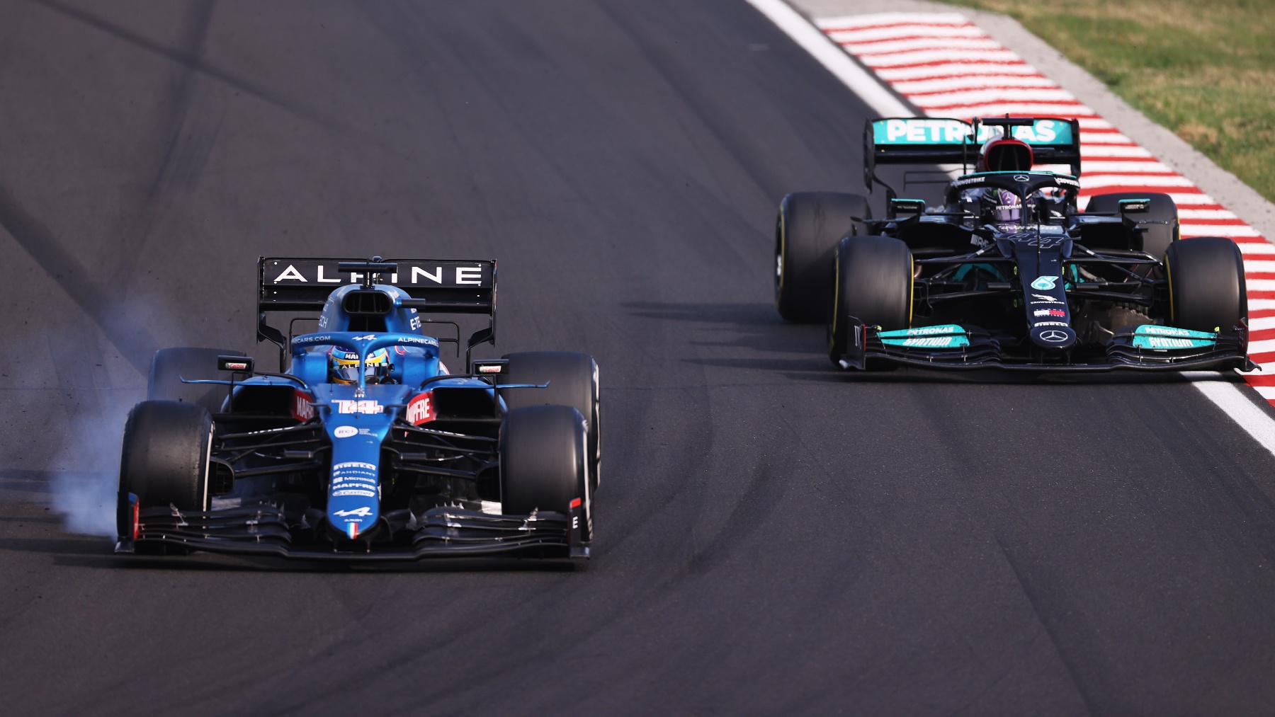 Alonso y Hamilton peleando sobre el asfalto. (Getty)