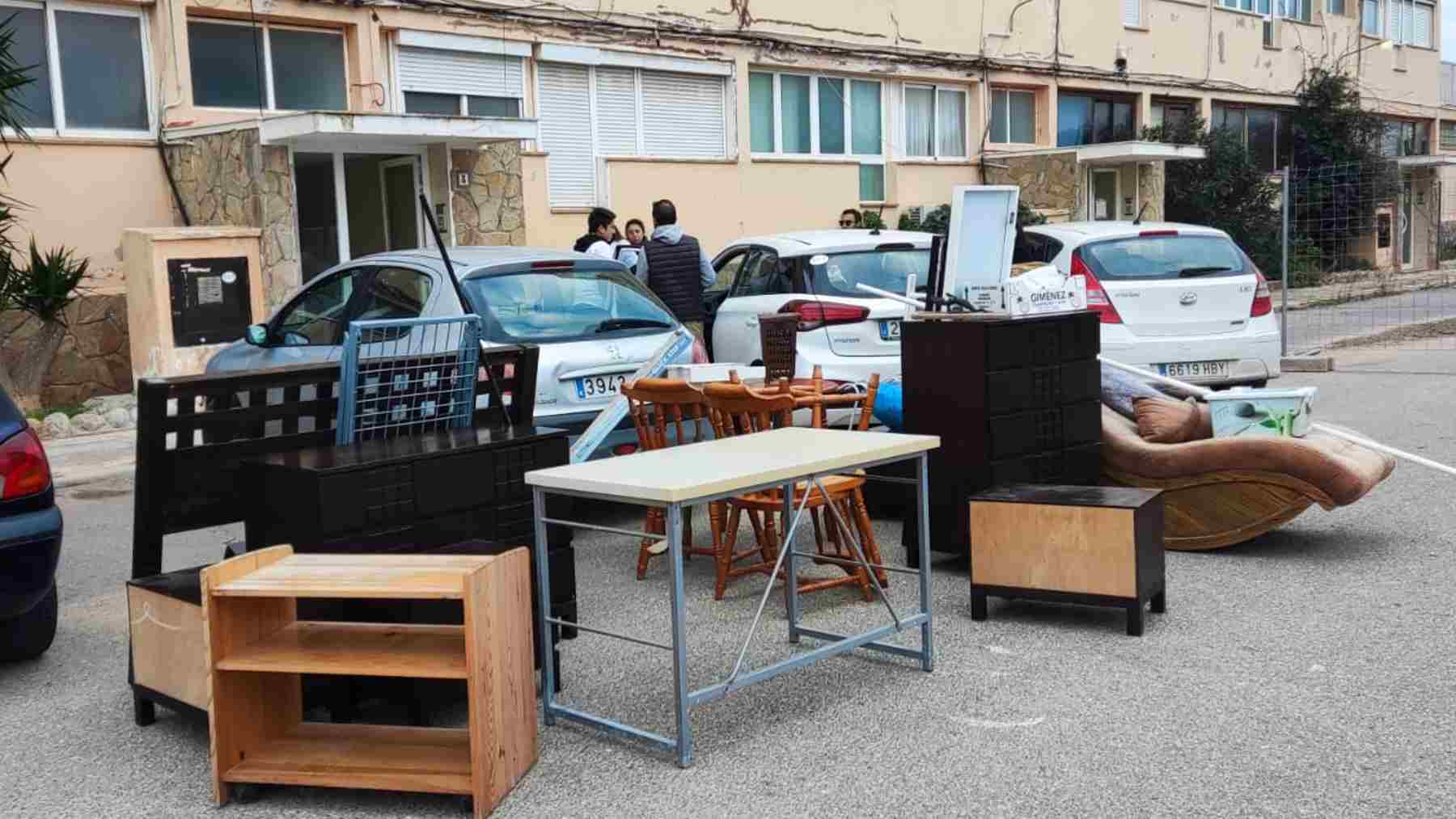 Mobiliario de una de las familias desahuciadas de los apartamentos don Pepe de la localidad de Sant Josep (Ibiza).