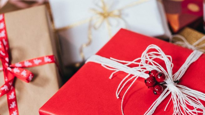 Papel de regalo y etiquetas para sorprender a todos por Navidad con Amazon