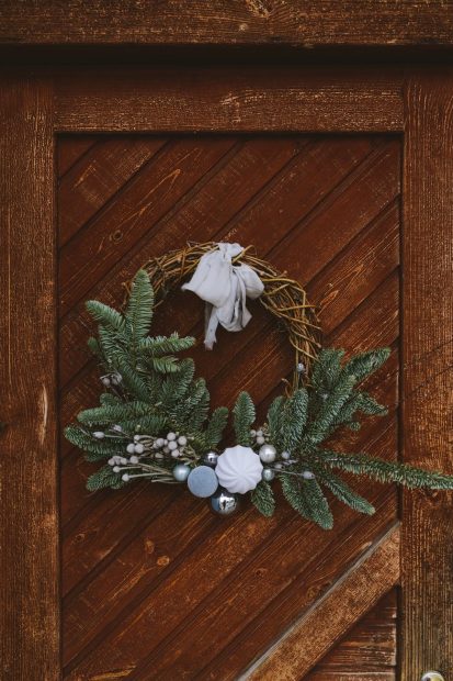 Cómo adornar las puertas en Navidad