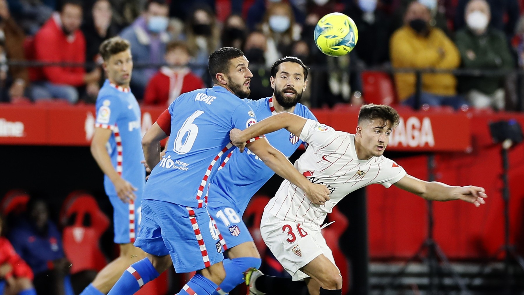 Koke pelea un balón con Iván durante el Sevilla – Atlético. (EFE)