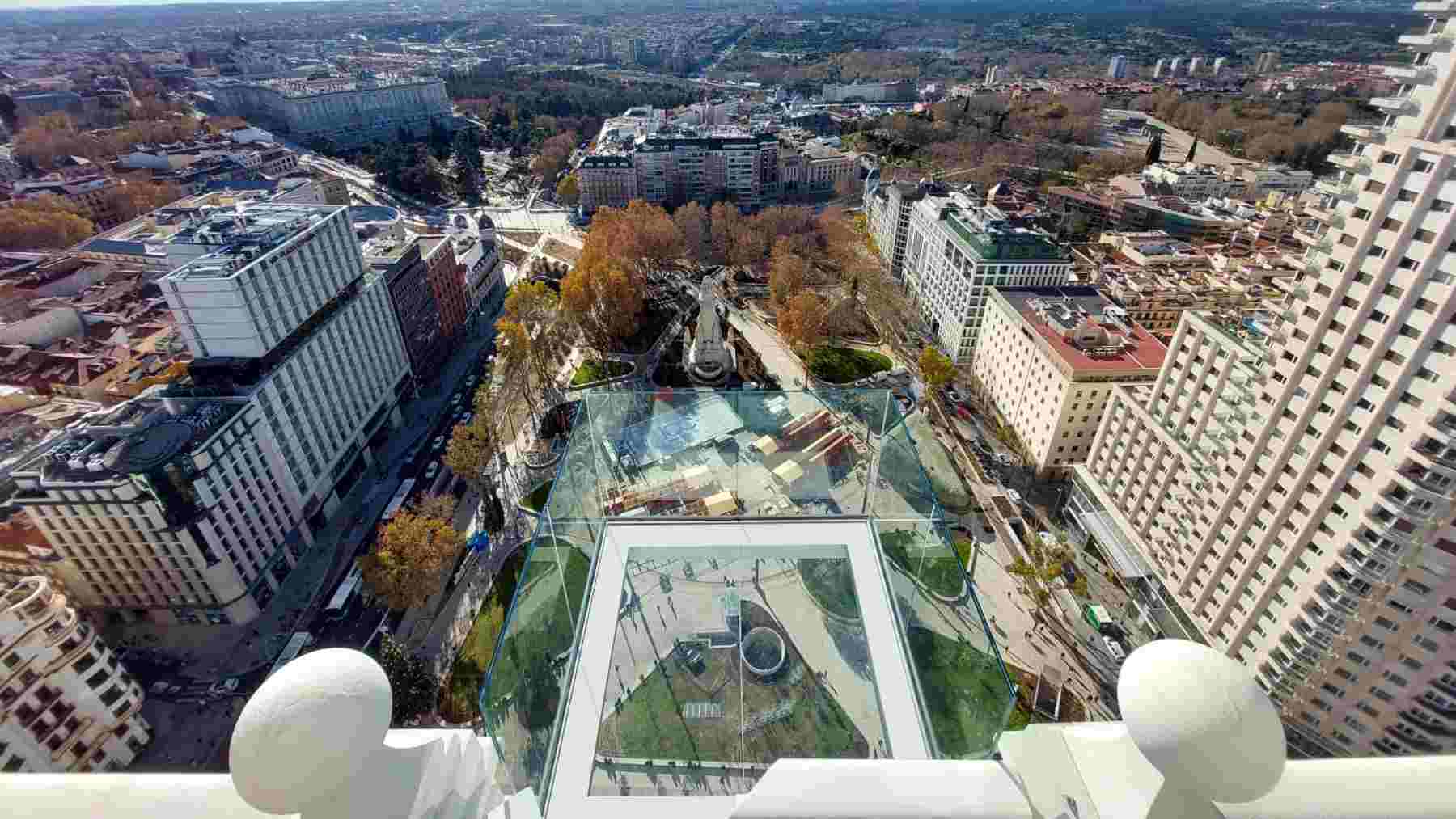 El balcón de vidrio está suspendido a unos 100 metros de altura sobre la Plaza de España.