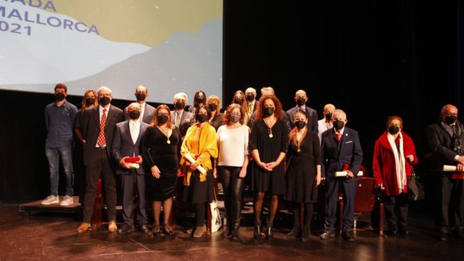 Foto de familia de los galardonados por el Consell de Mallorca.