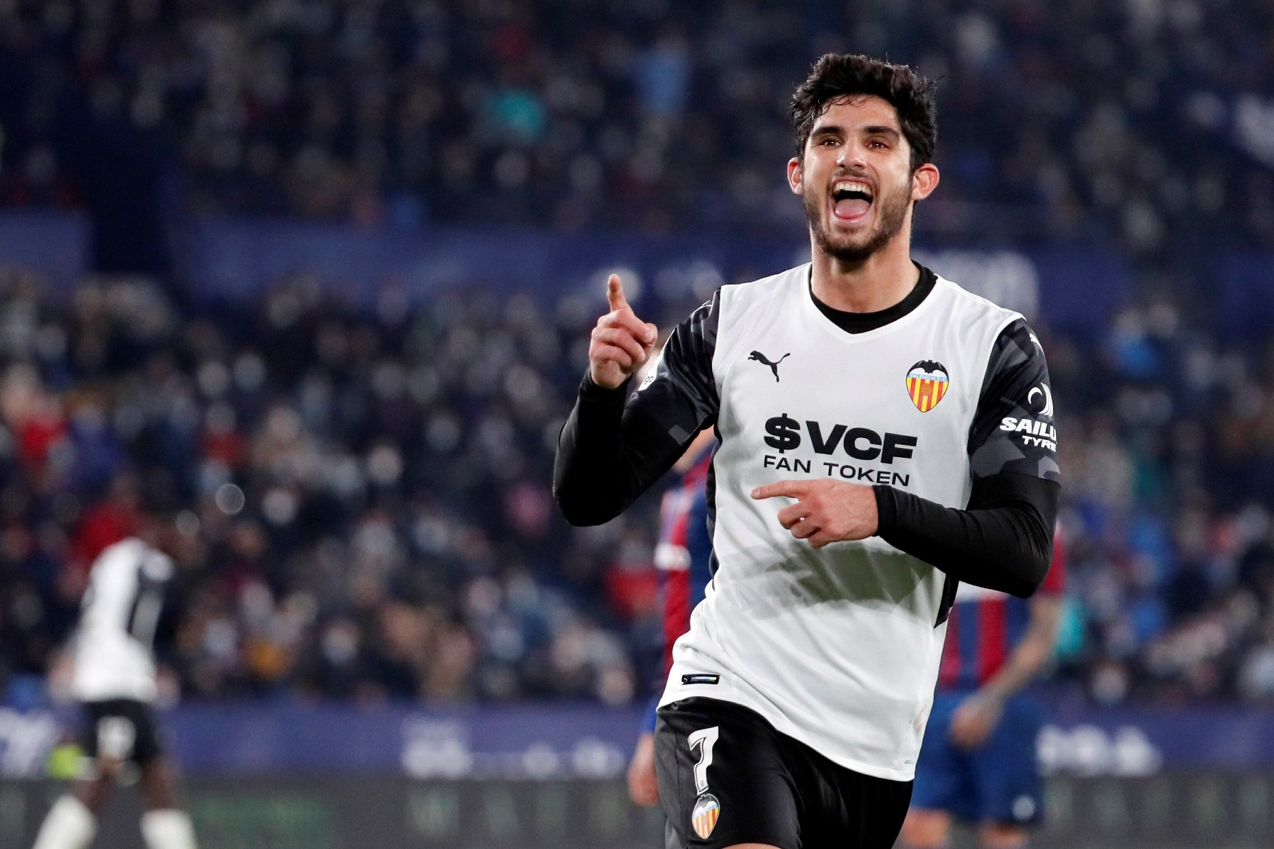 Guedes celebra un gol. (EFE)