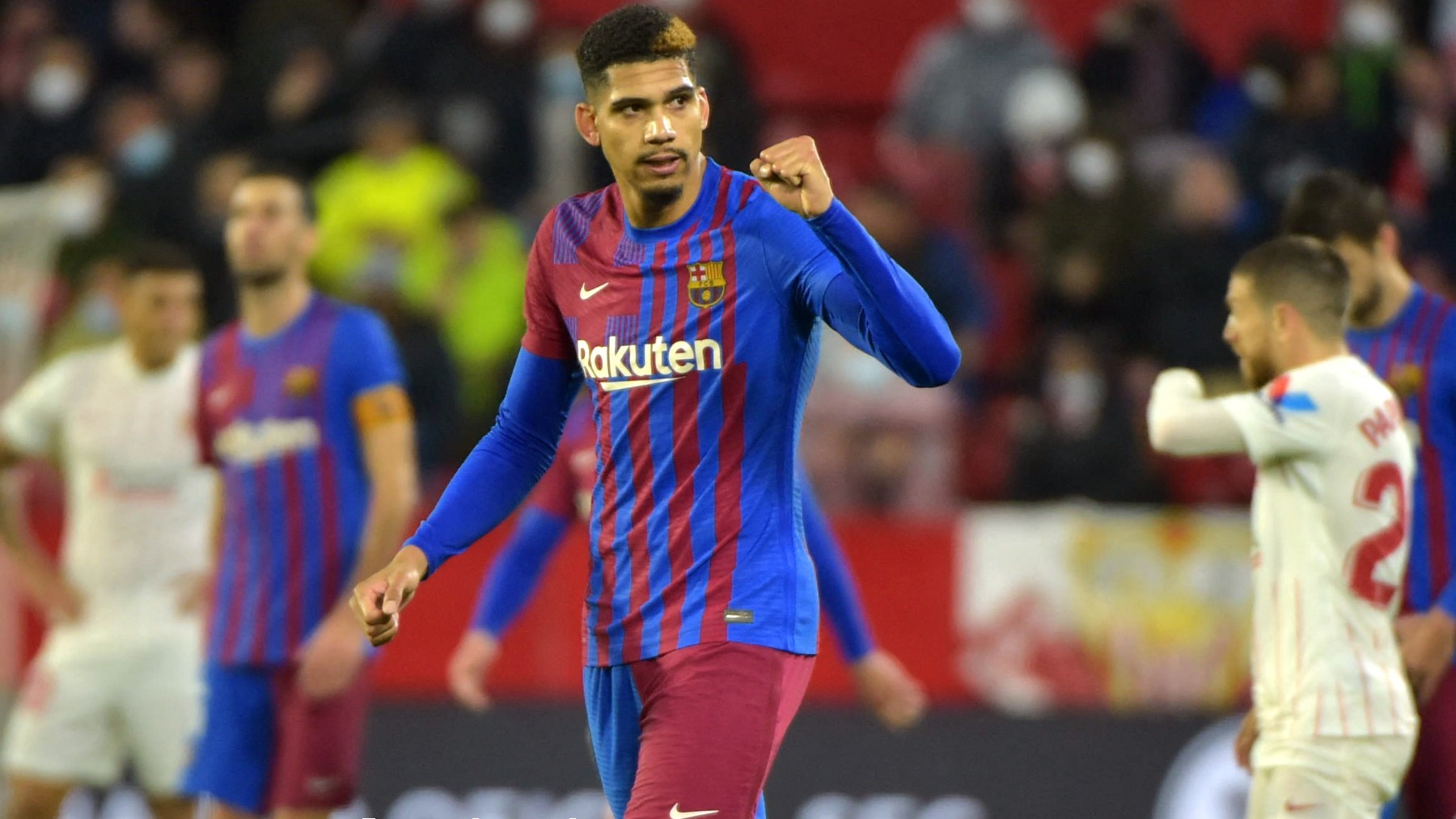 Ronald Araujo celebra su gol en el Sevilla-Barça. (AFP)