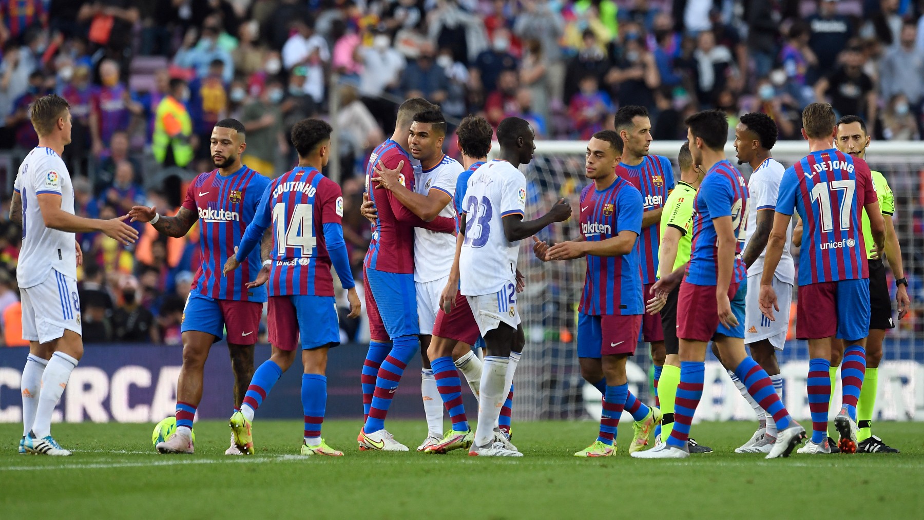 Los jugadores de Real Madrid y Barcelona se saludan tras el Clásico.