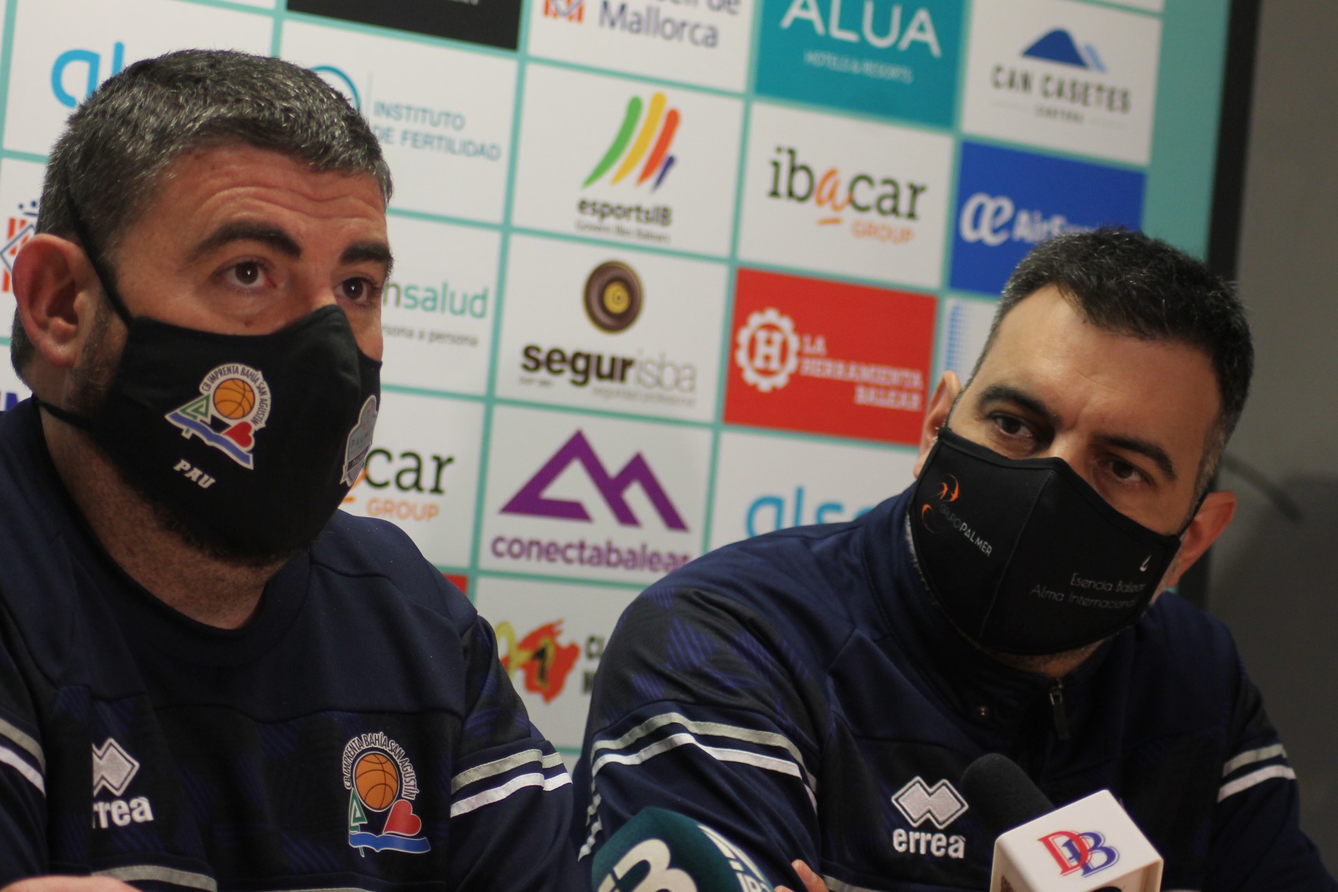 Los entrenadores Pau Tomàs y Álex Pérez, en la rueda de prensa de ayer.