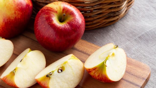 Bizcocho flan de manzana, receta de postre sin gluten fácil de preparar