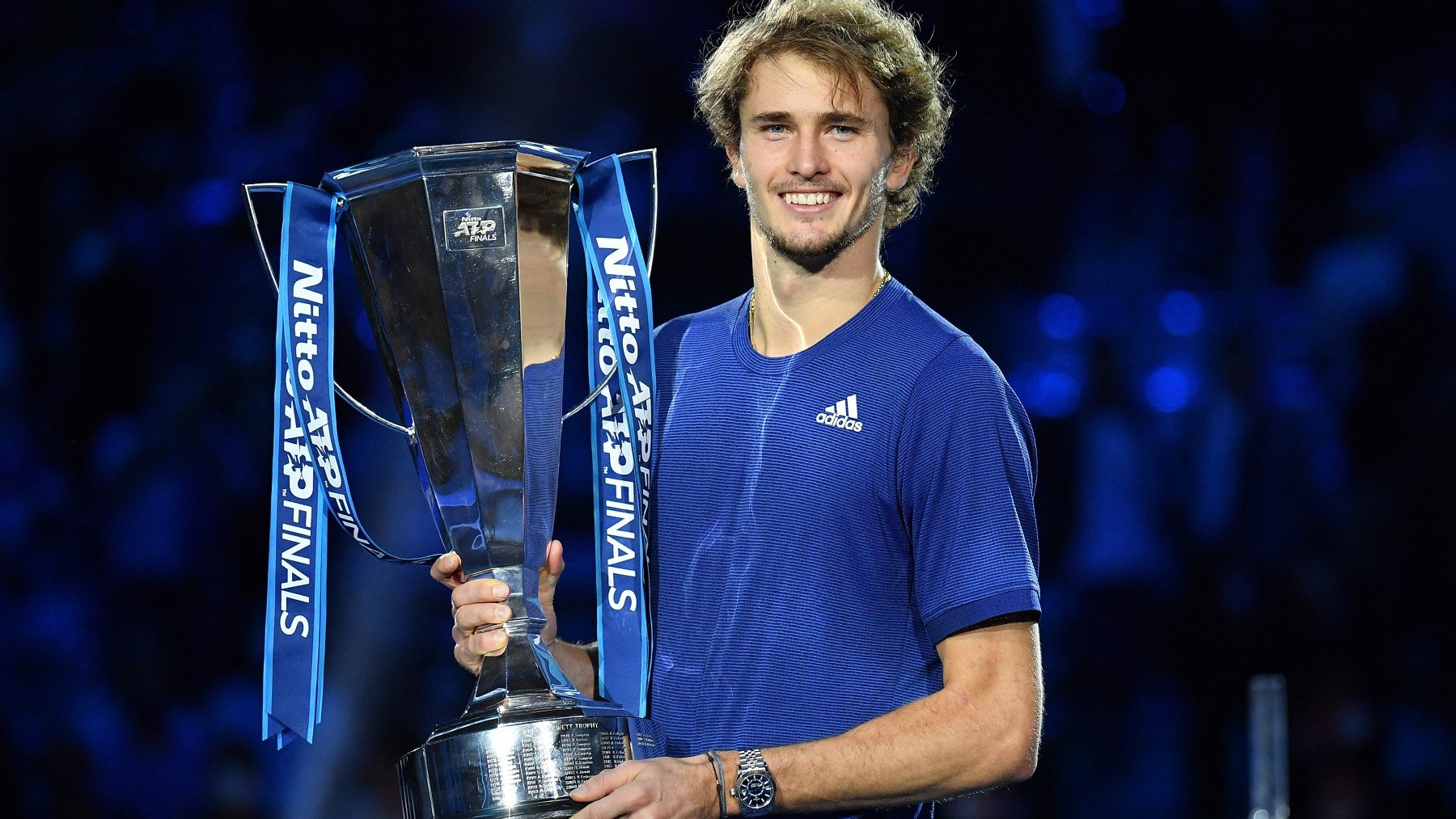 Alexander Zverev posa con el título de campeón de las Finales ATP. (AFP)