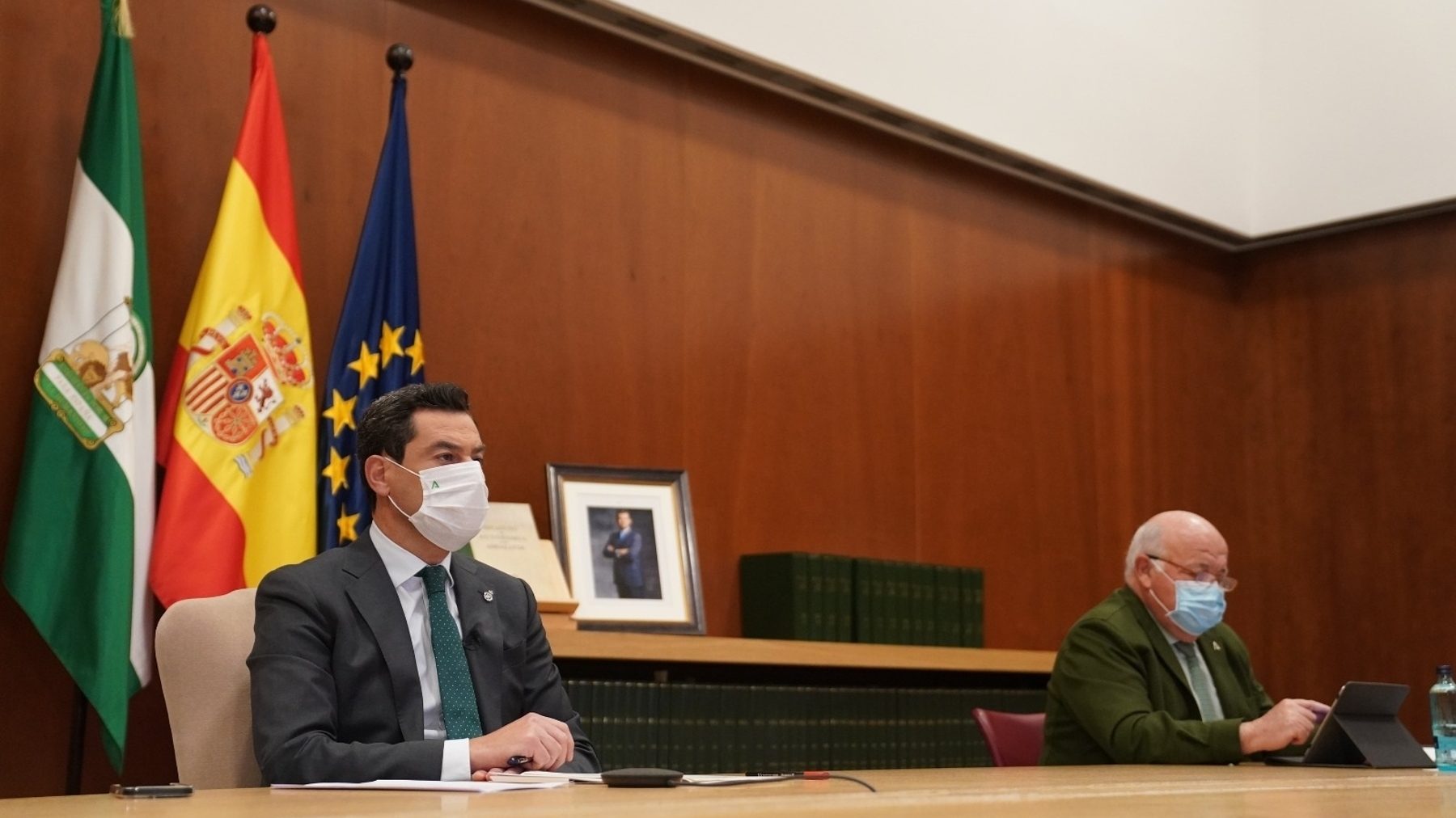 Moreno (i) y el consejero de Salud, Jesús Aguirre, durante la Conferencia de Presidentes telemática (JUNTA DE ANDALUCÍA).