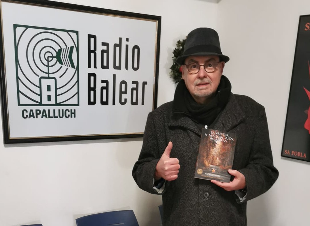 José María Ibáñez, sujetando la edición revisada de su libro