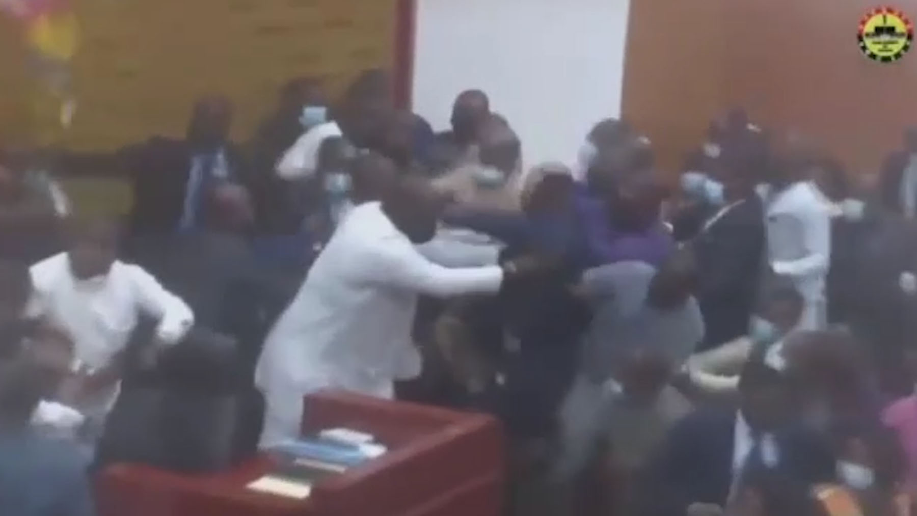 Los diputados de Ghana se enzarzan en una brutal pelea en el Parlamento.