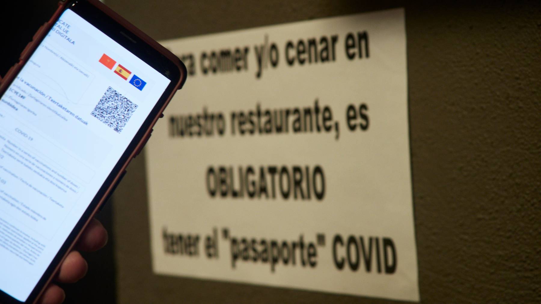 Una persona muestra su certificado de vacunación contra el coronavirus. Foto: Eduardo Sanz / Europa Press.