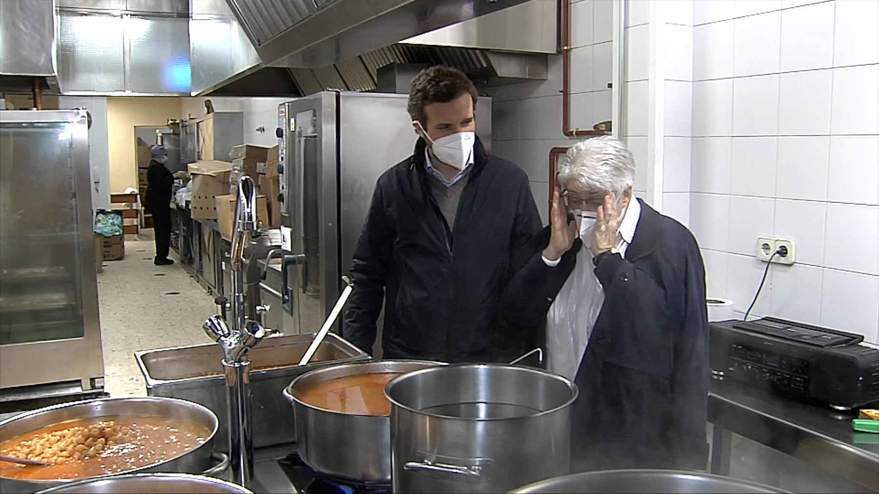 Pablo Casado en un comedor social.