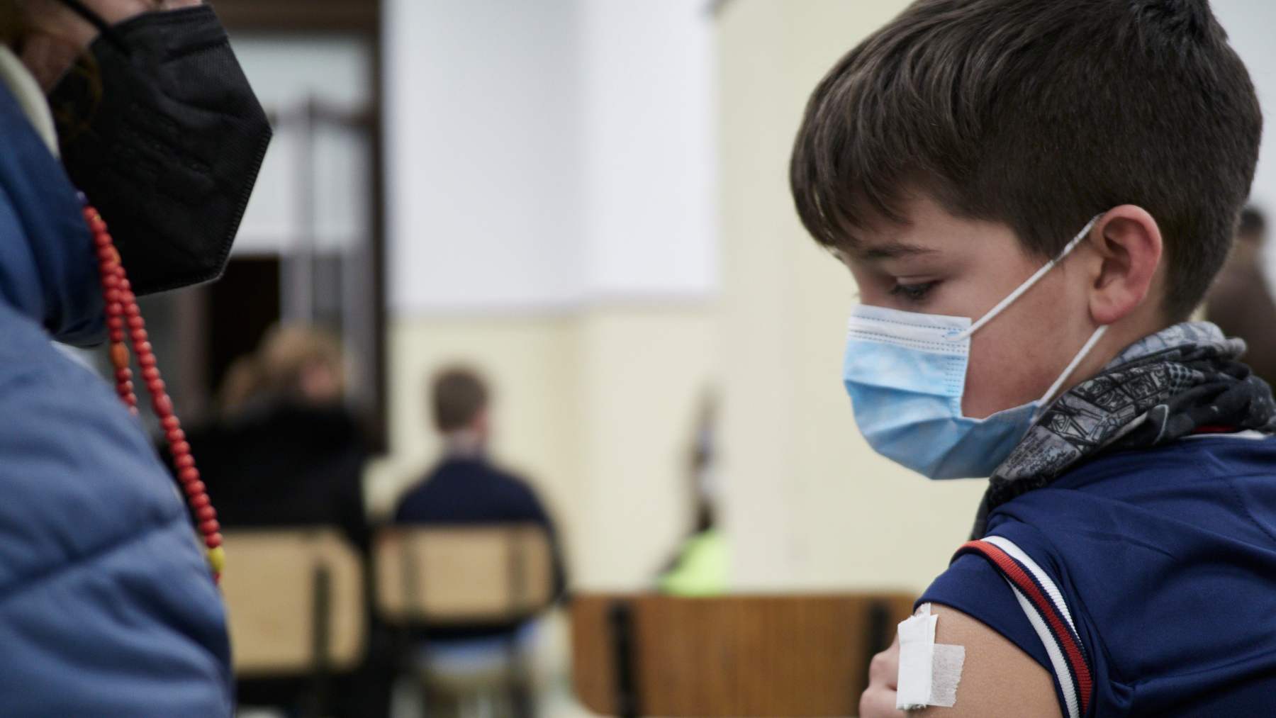 Un niño es vacunado en el centro de vacunación pediátrica – Eduardo Sanz – Europa Press