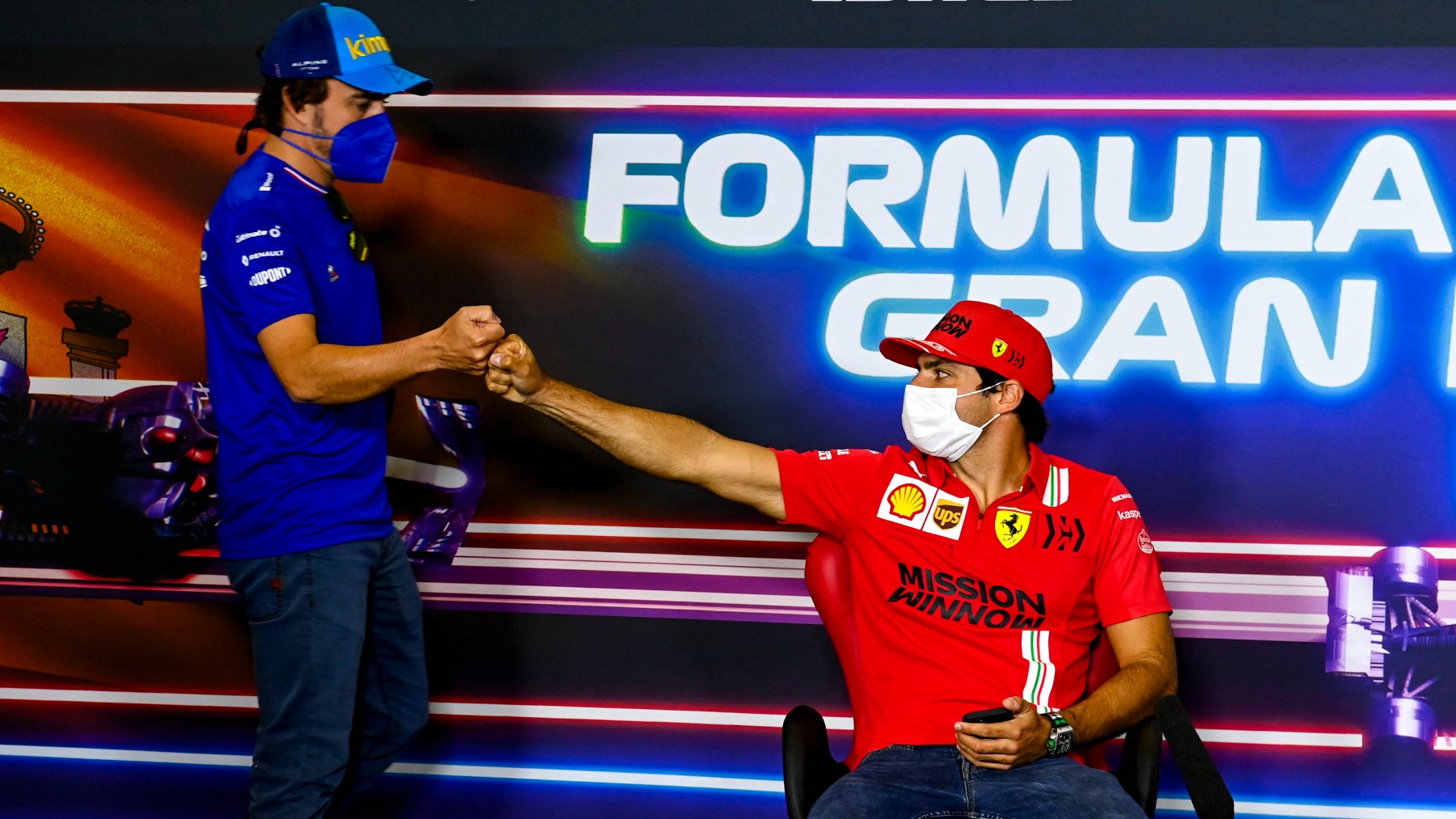 Alonso y Sainz se saludan antes de una rueda de prensa. (AFP7)