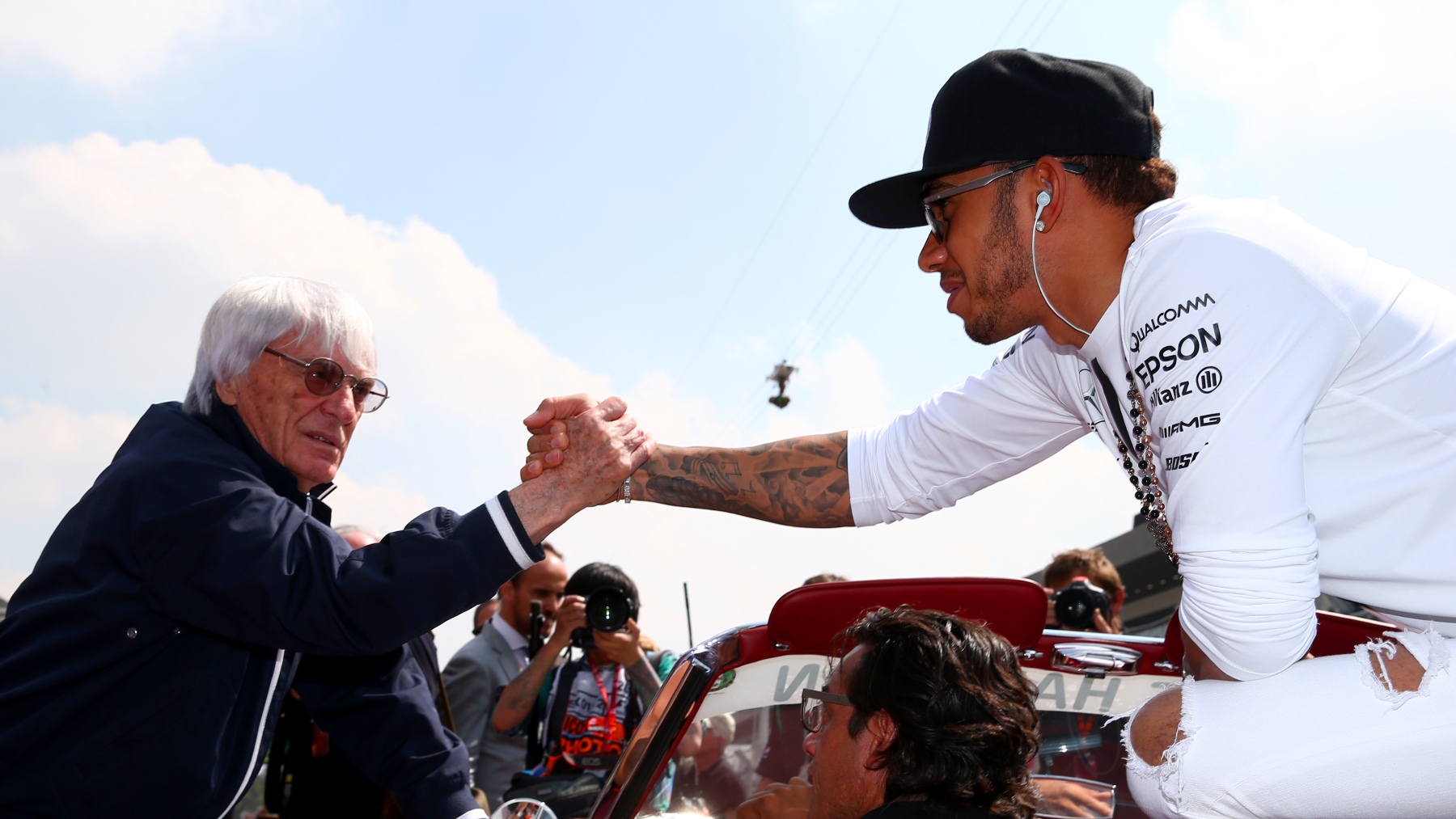 Ecclestone y Hamilton se saludan antes de una carrera. (Getty)