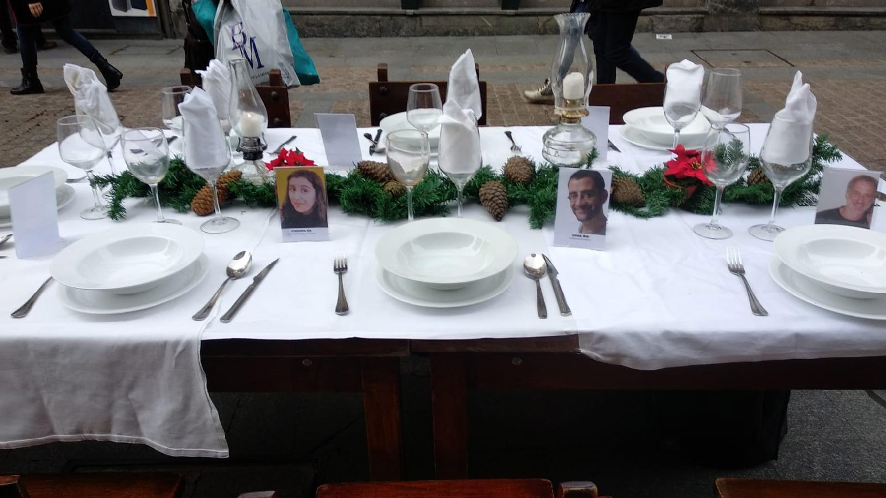Mesa homenaje a etarras presos en el centro de Bilbao.