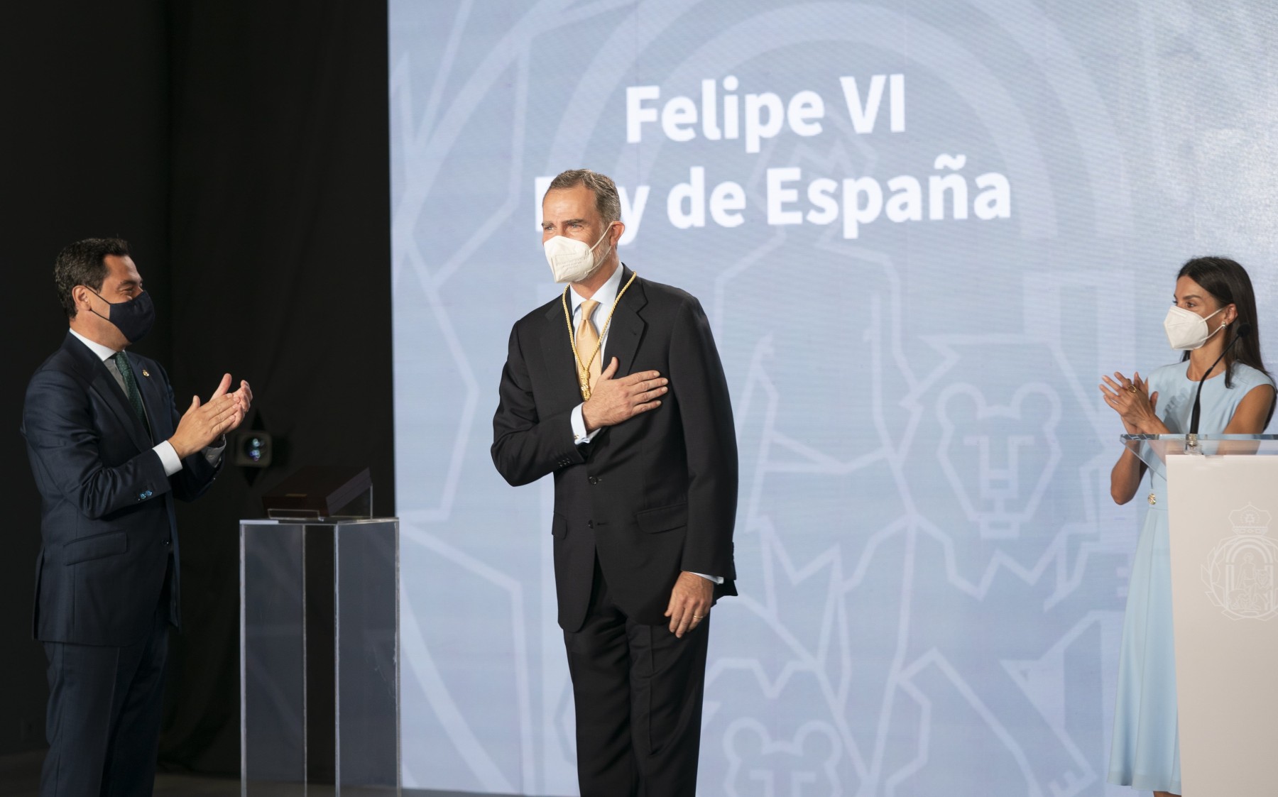 Juanma Moreno y Felipe VI.