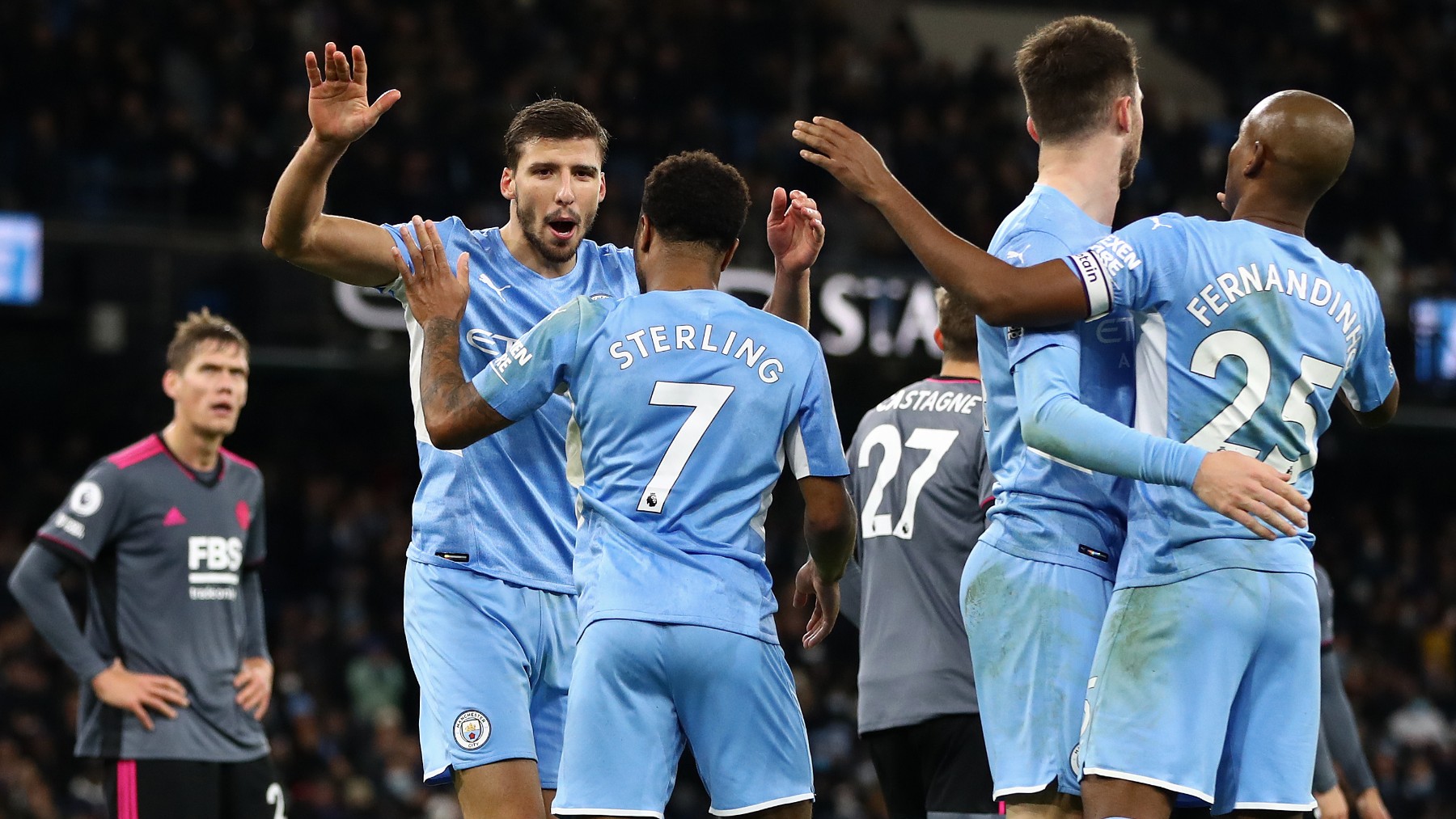Los jugadores de Manchester City celebran uno de sus goles al Leicester. (Getty)