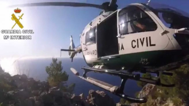 El helicóptero de la Guardia Civil durante el rescate de una senderista.