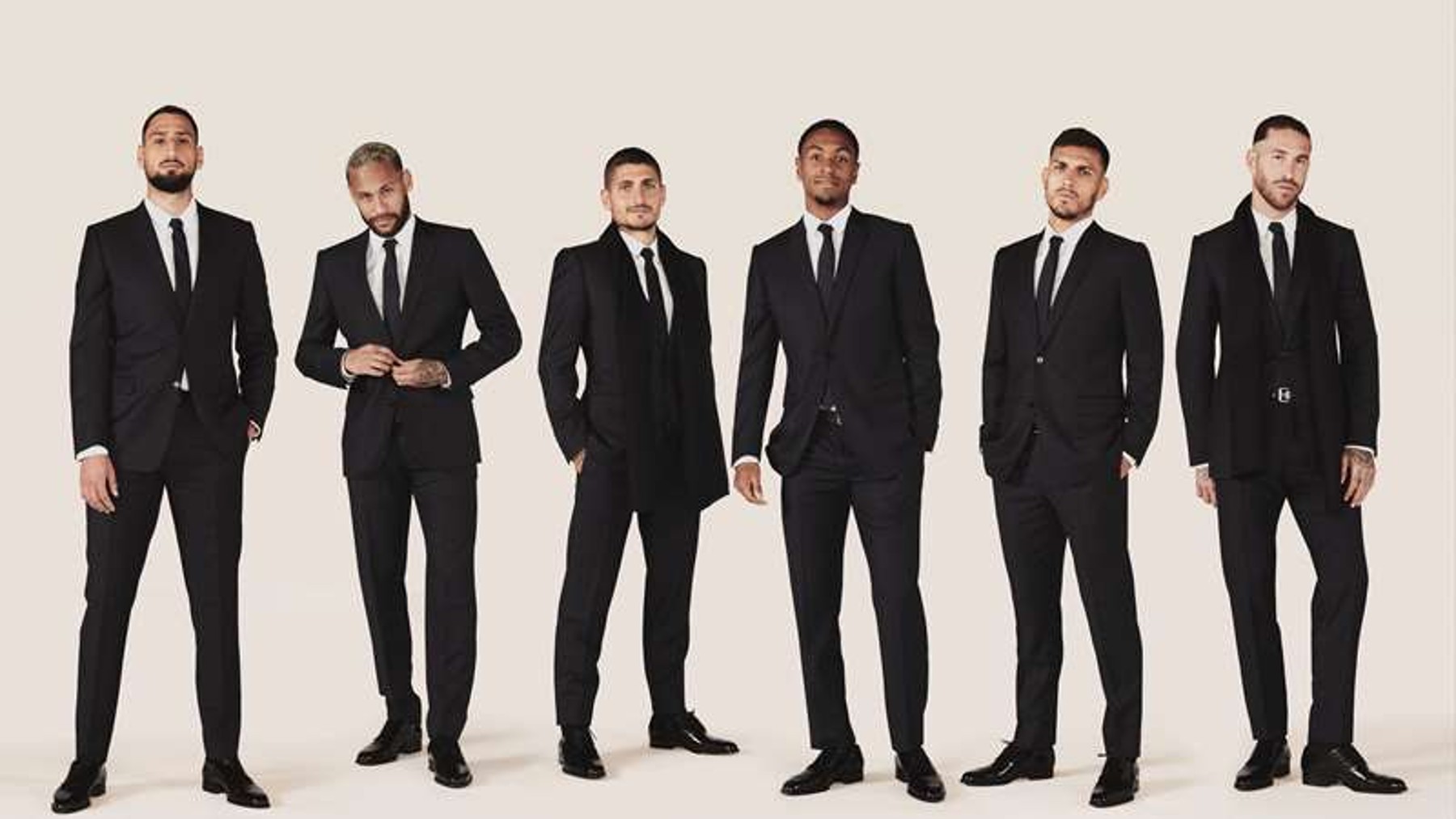 Los jugadores del PSG posan con los trajes de Dior.