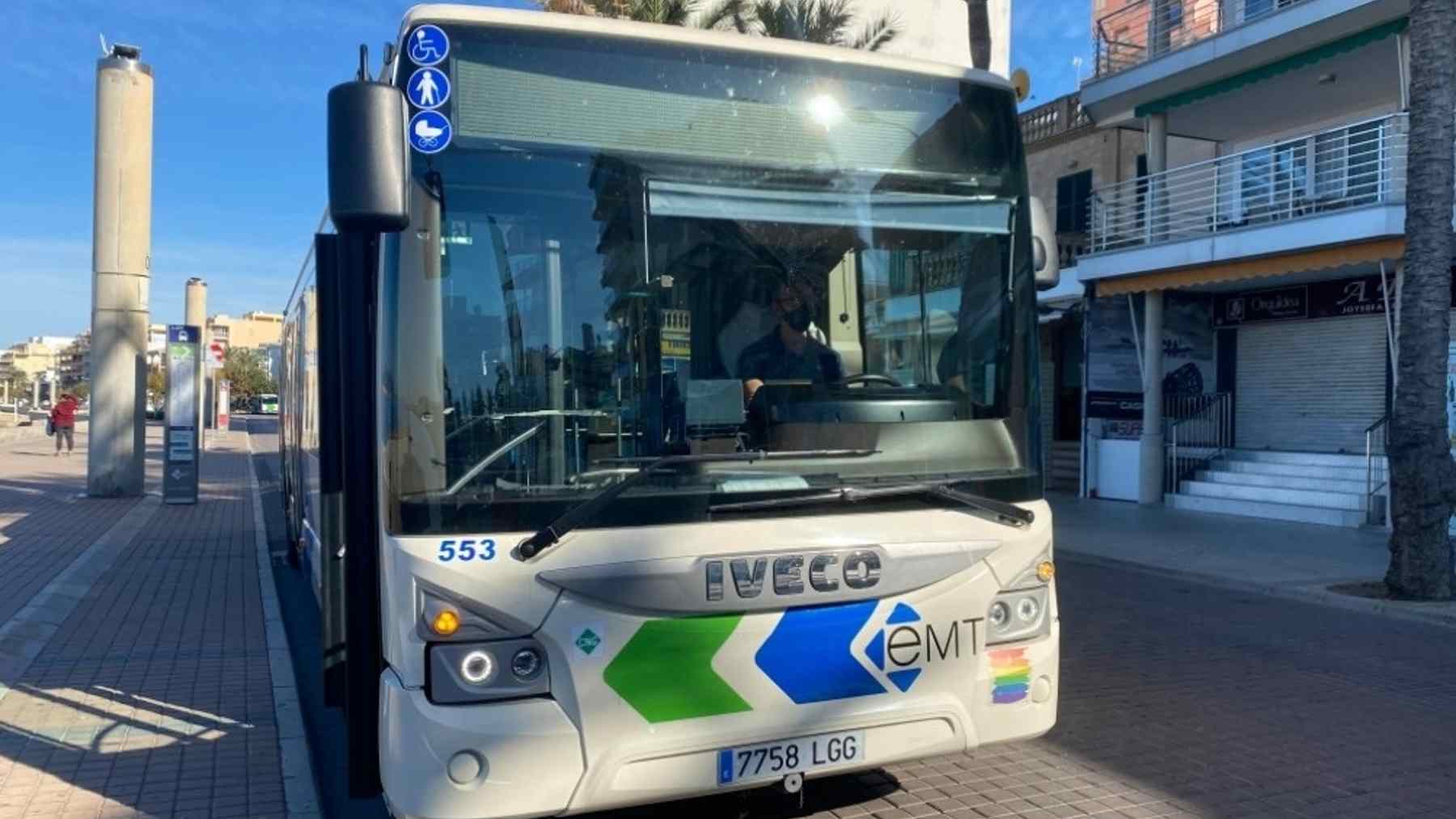 Un autobús de la EMT en una zona turística de Palma.