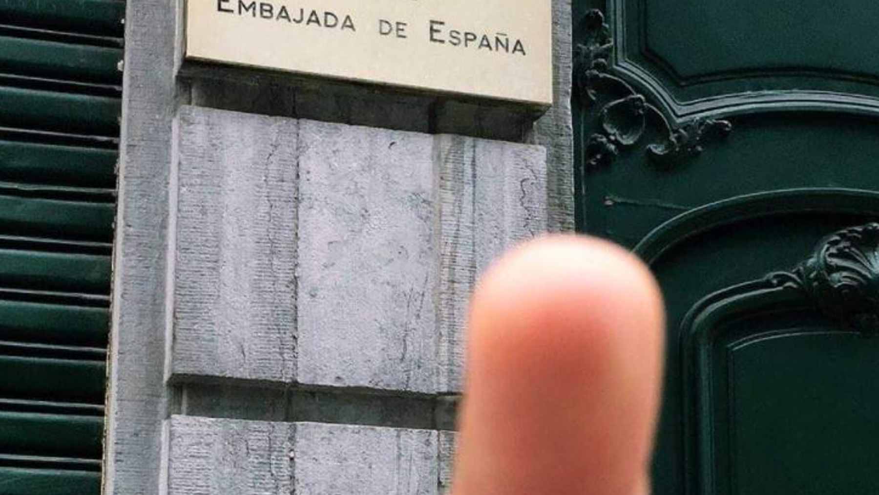 Foto de la peineta de Valtonyc a la Embajada de España en Bélgica. Twitter @valtonyc