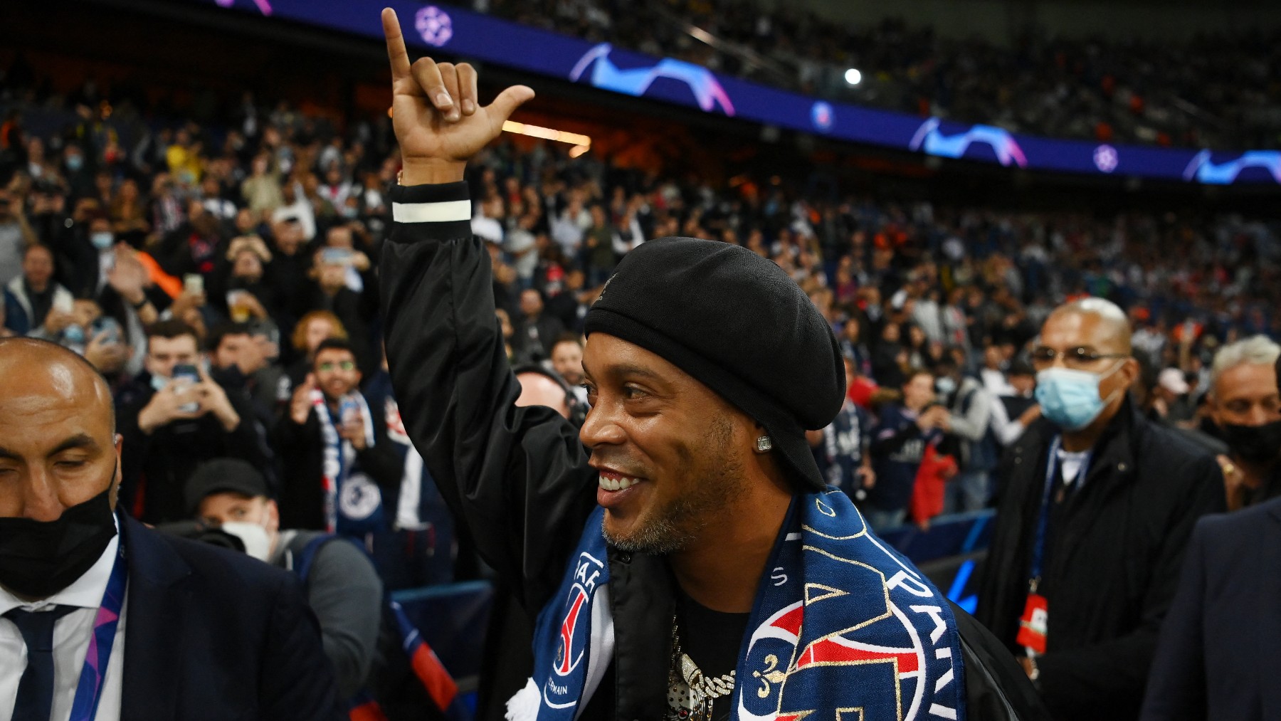 Ronaldinho saluda a la afición del PSG. (AFP)
