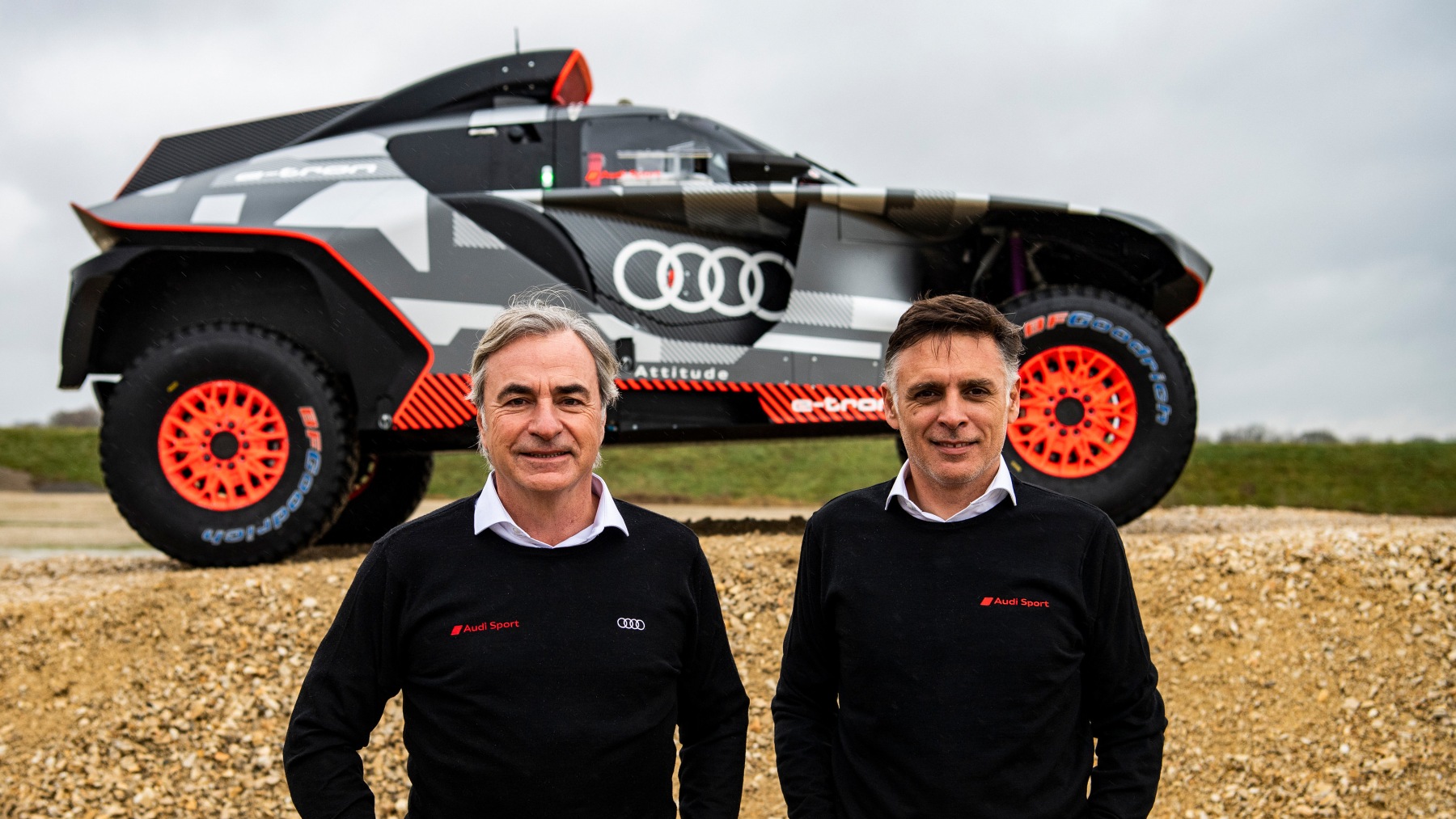 Carlos Sainz y Lucas Cruz con su coche para el Rally Dakar. (Audi)