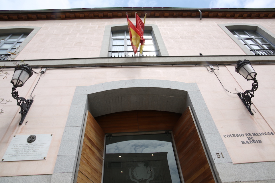 El Colegio de Médicos de Madrid está situado en la Calle Santa Isabel.