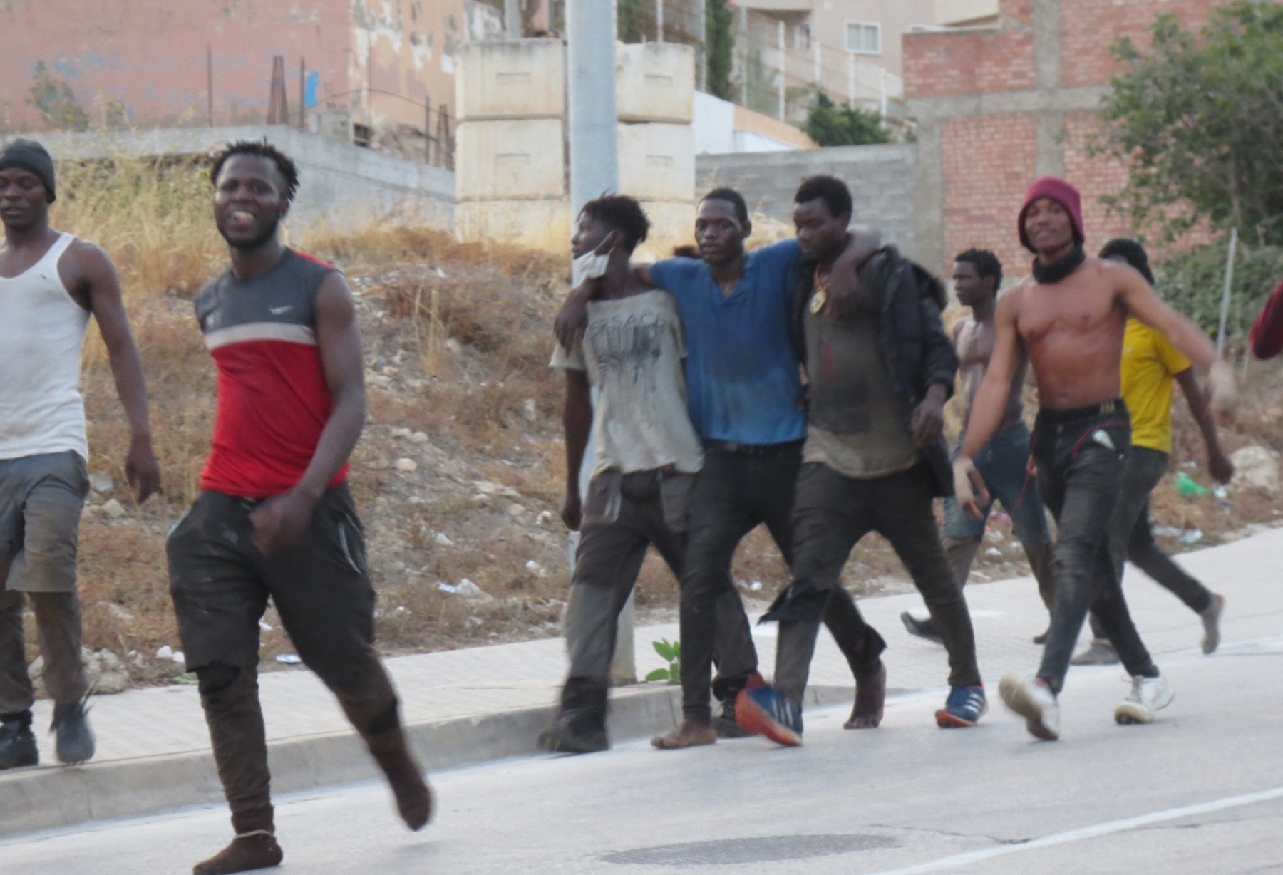 Un grupo de subsaharianos en las calles de Melilla.