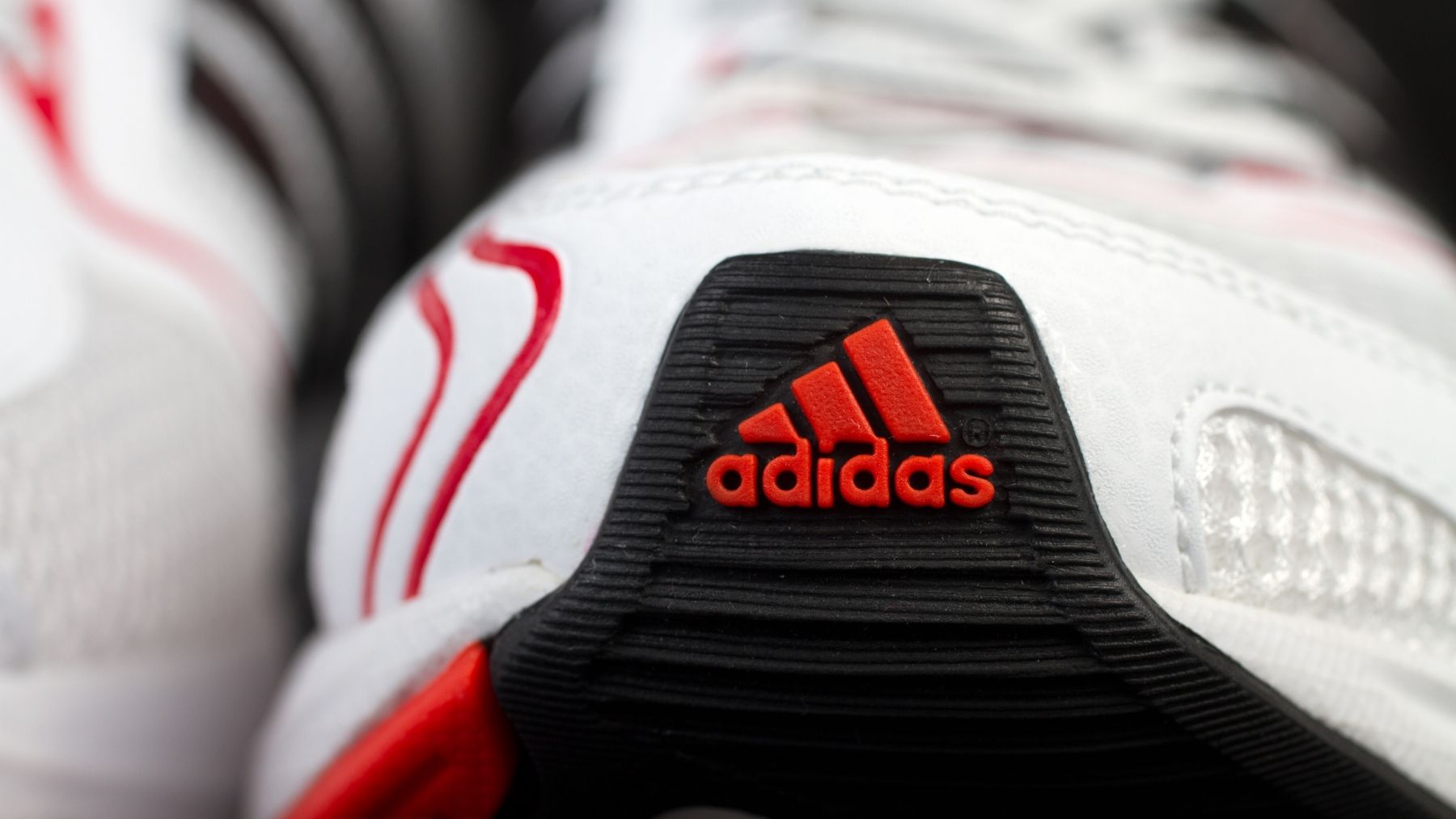 Consigue las famosas zapatillas de Adidas en el Outlet a un escándalo