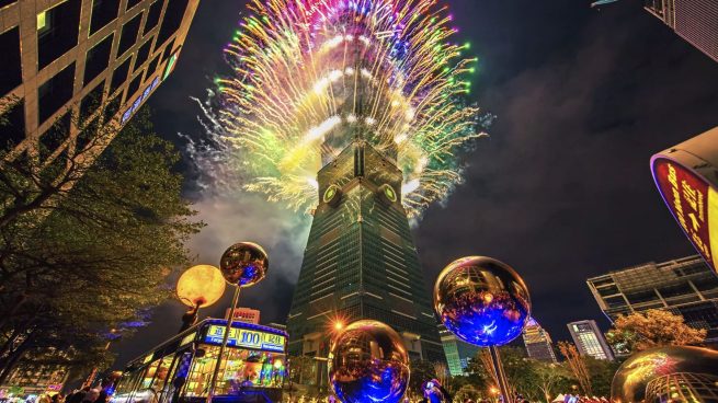 El rascacielos Taipéi 101 lanza sus fuegos artificiales de año nuevo 