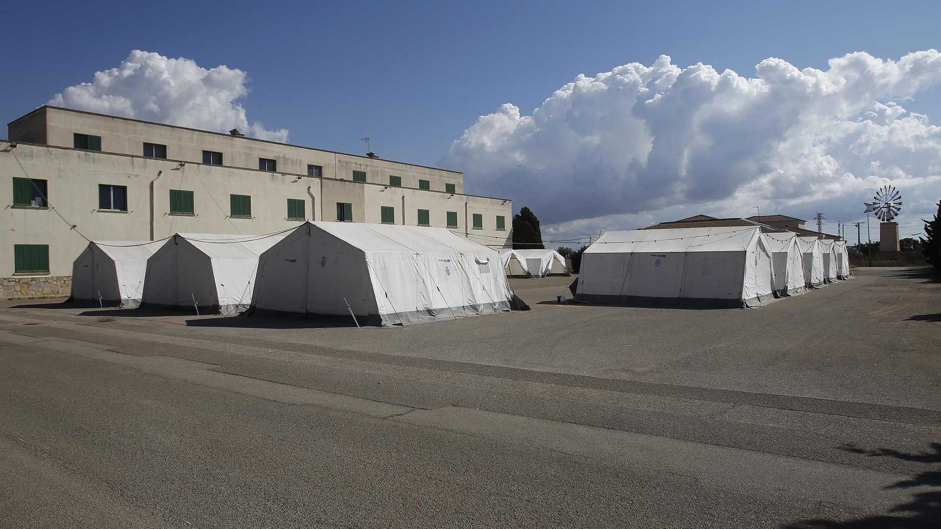 Tiendas de campaña colocadas en las instalaciones del antiguo cuartel de Son Tous para recibir migrantes llegados en octubre a Baleares. Foto: Isaac Buj – Europa Press