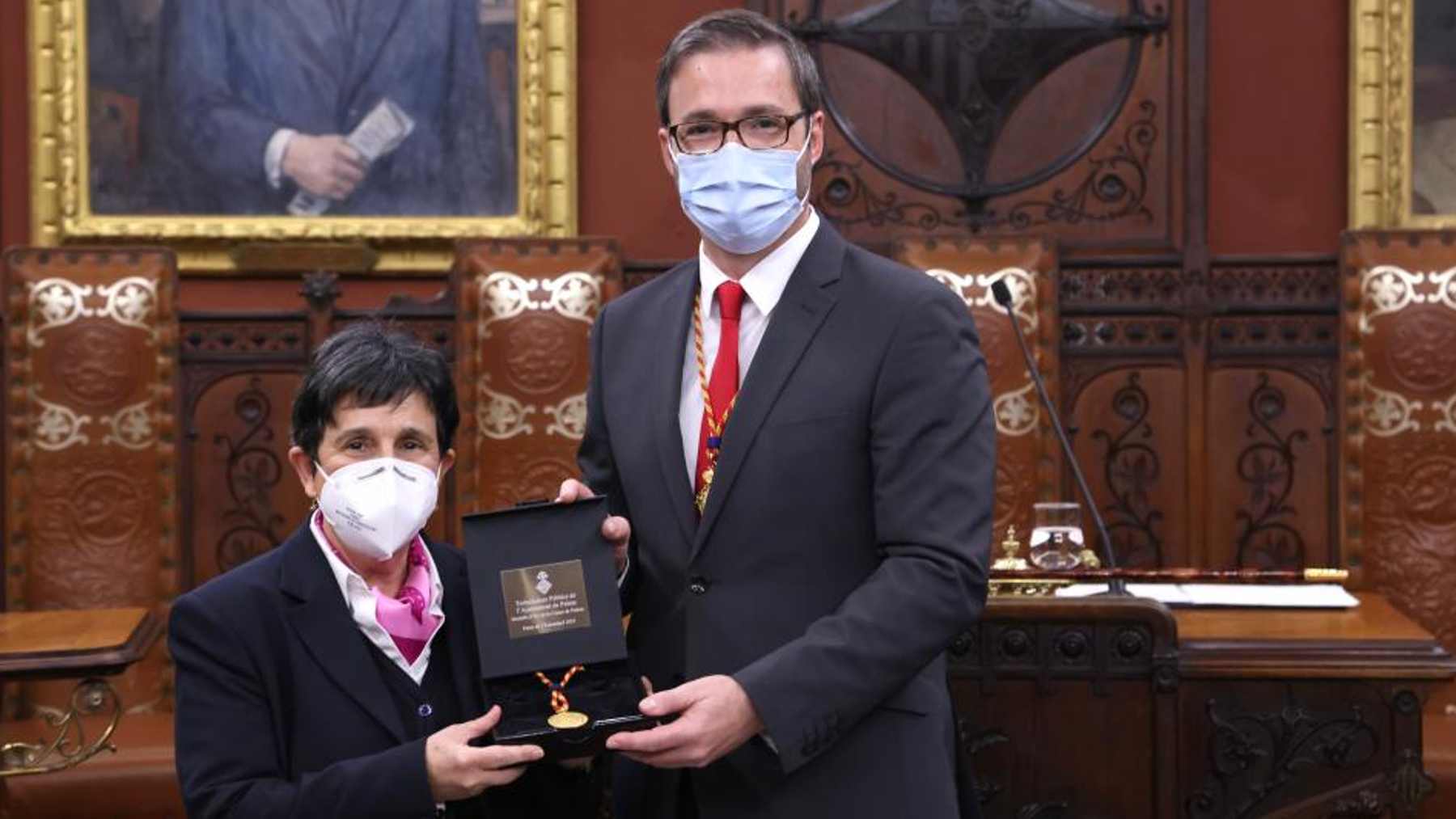El alcalde de Palma, José Hila, hace entrega de la Medalla de Oro a la sub mayordoma del Consistorio, la sub mayordoma del Ayuntamiento, Araceli Henares.