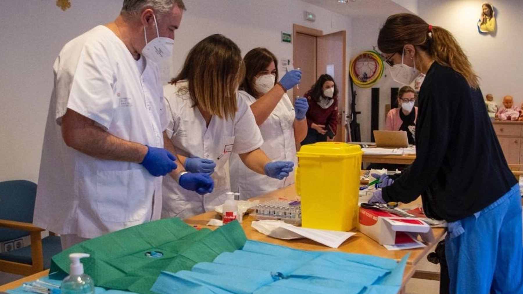 Profesionales de la residencia de gente mayor Oms-Sant Miquel preparando vacunas para su administración. EUROPA PRESS