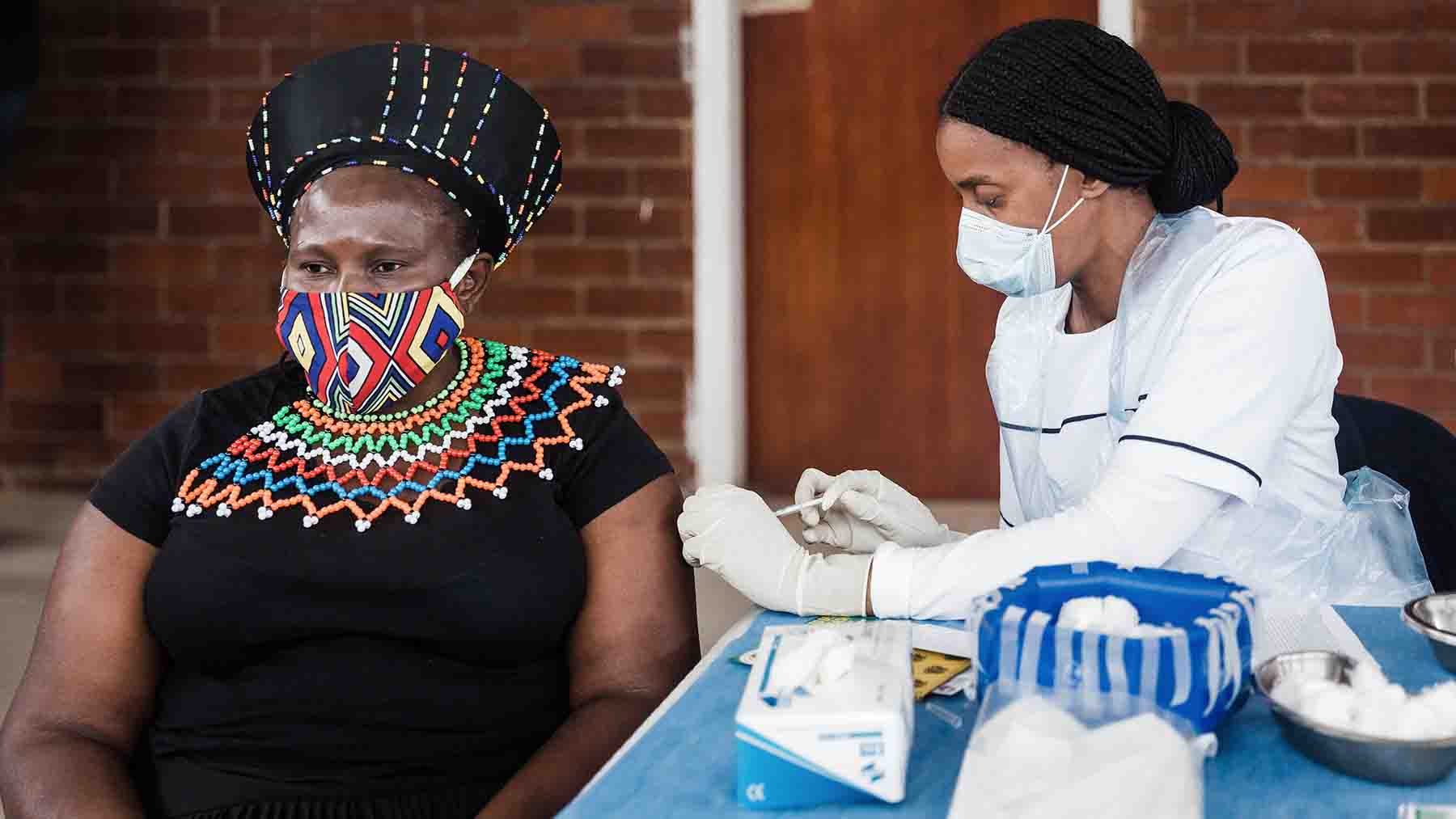 Una mujer se vacuna contra el coronavirus en Sudáfrica