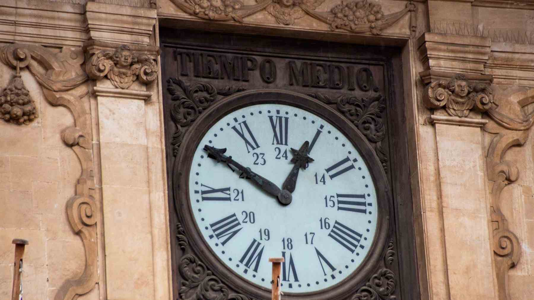 Reloj ‘En Figuera’ en la fachada del Ayuntamiento de Palma.