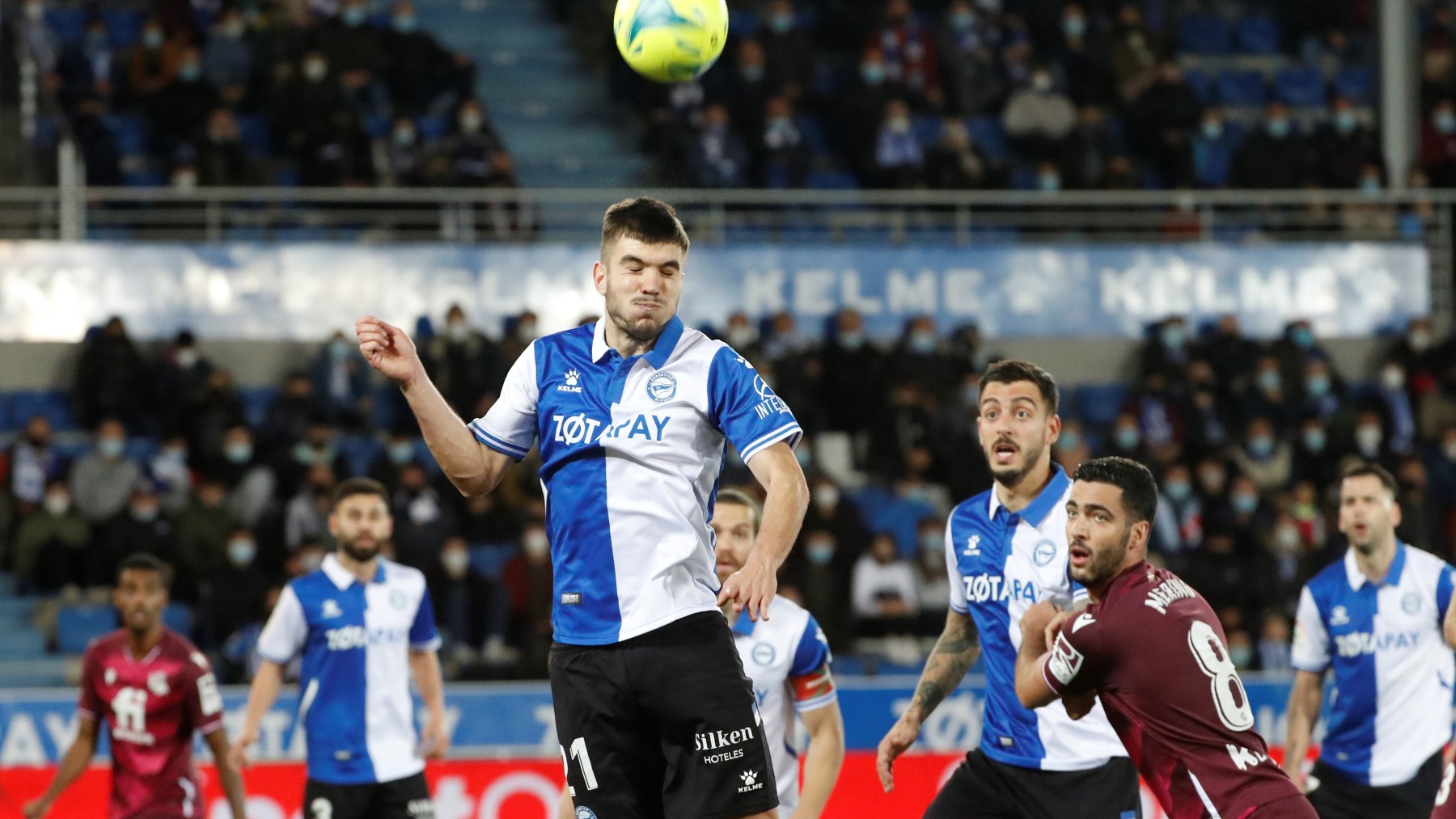 Martin Aguirregabiria despeja un balón en el Alaváes – Real Sociedad. (EFE)