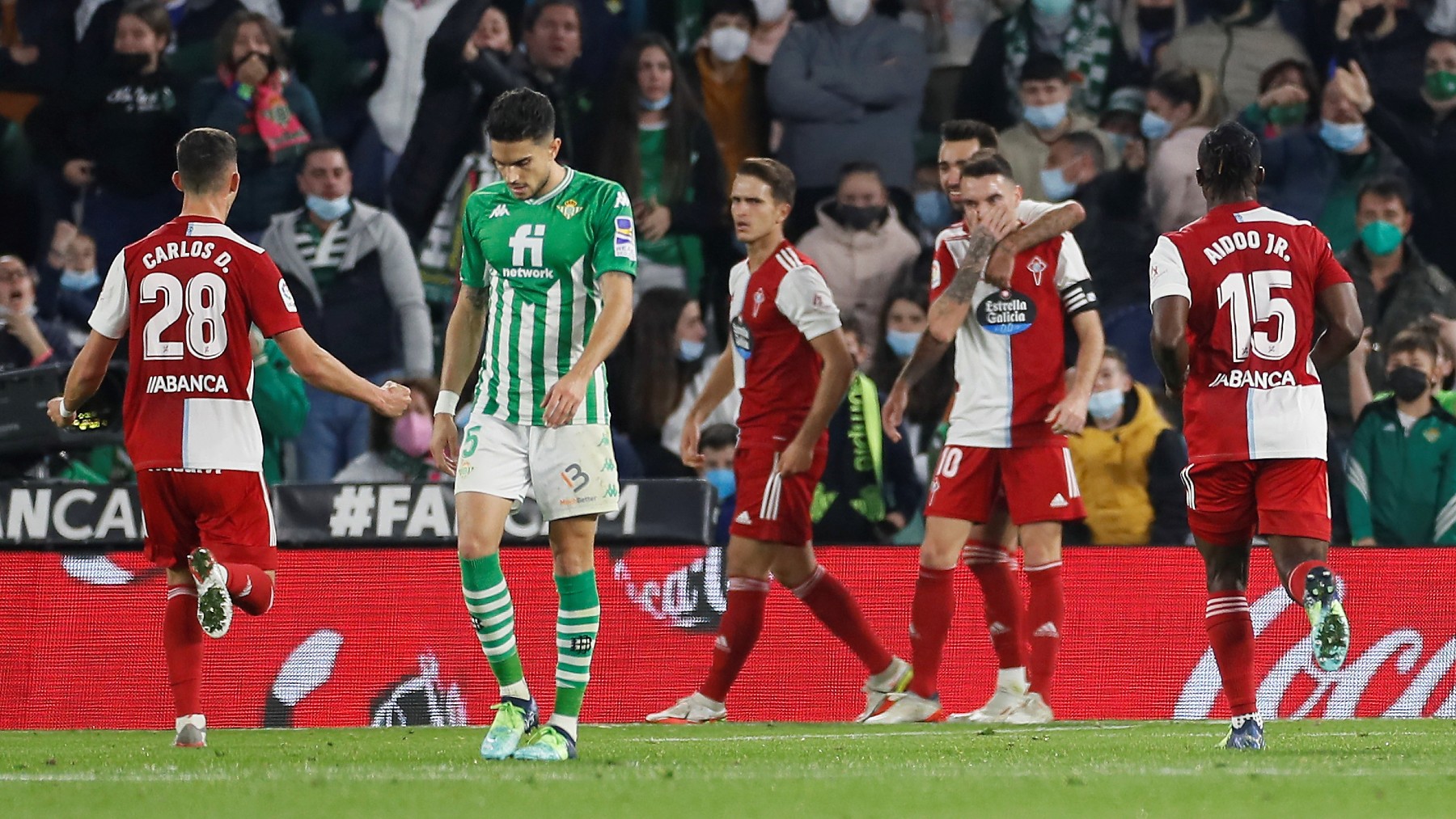 Aspas celebra con sus compañeros. (EFE)