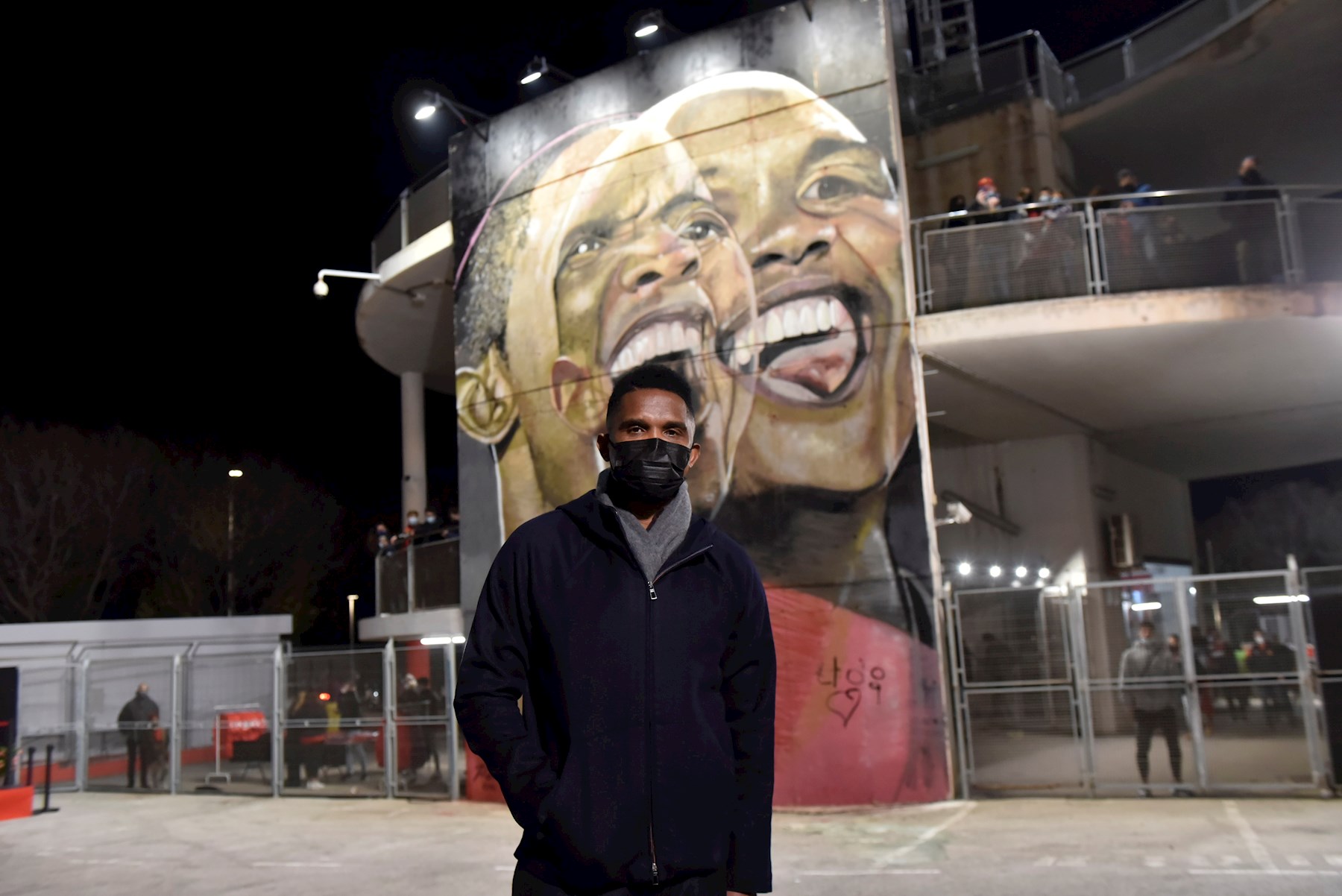Samuel Eto’o, junto a su mural