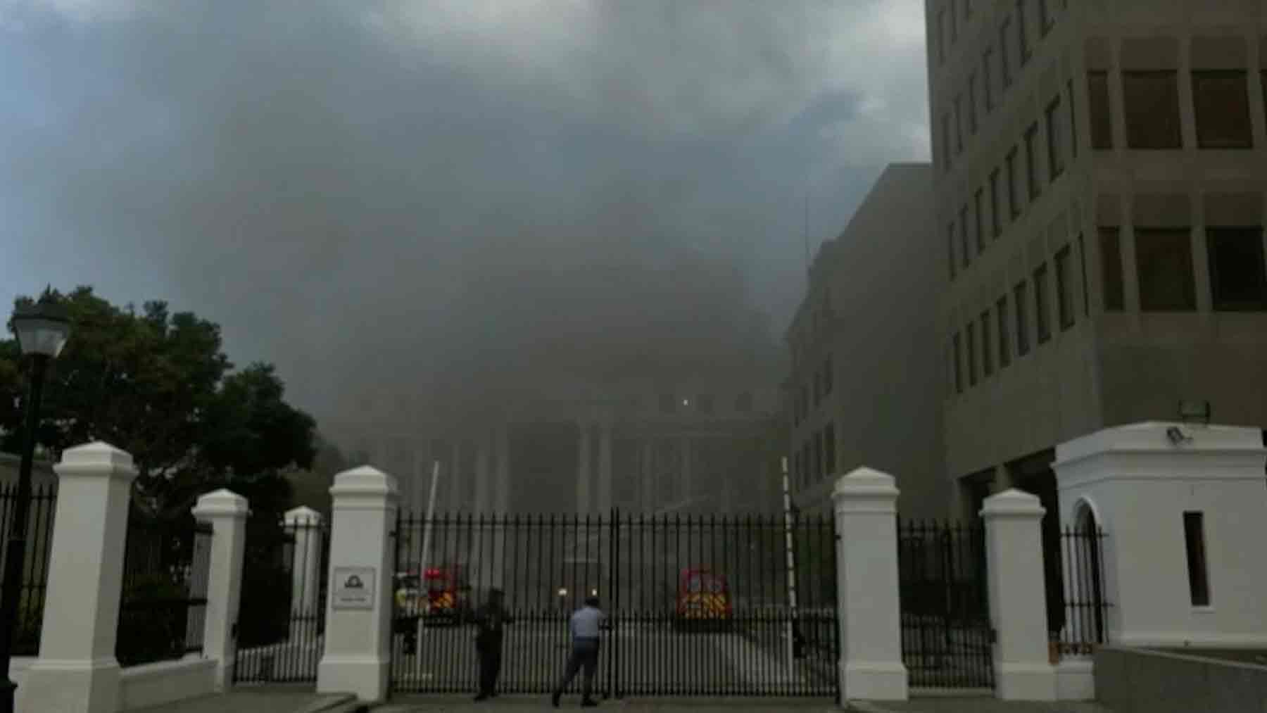Incendio en el Parlamento de Ciudad del Cabo.